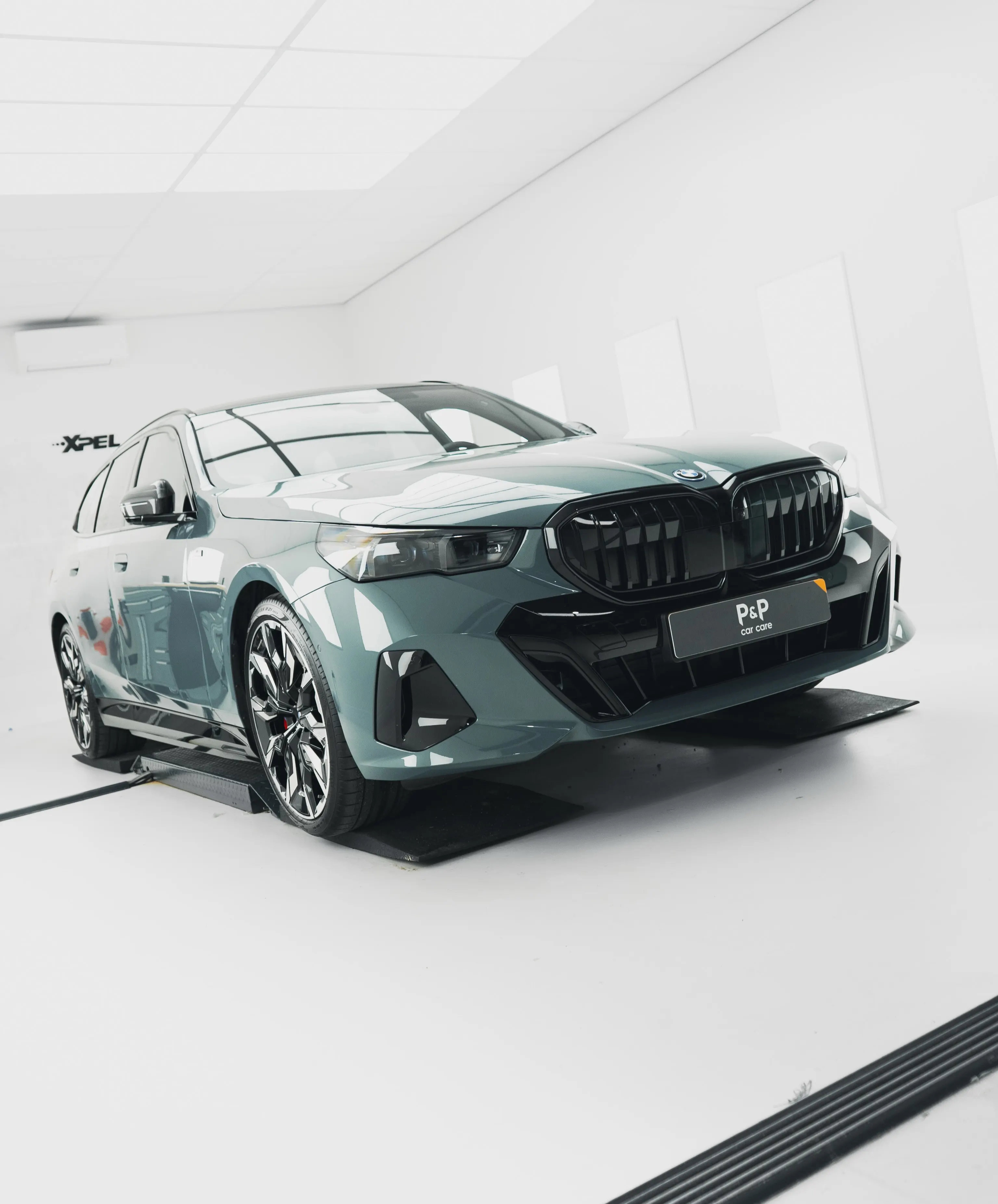 BMW 550e Touring in Cape York Green, driekwart vooraanzicht