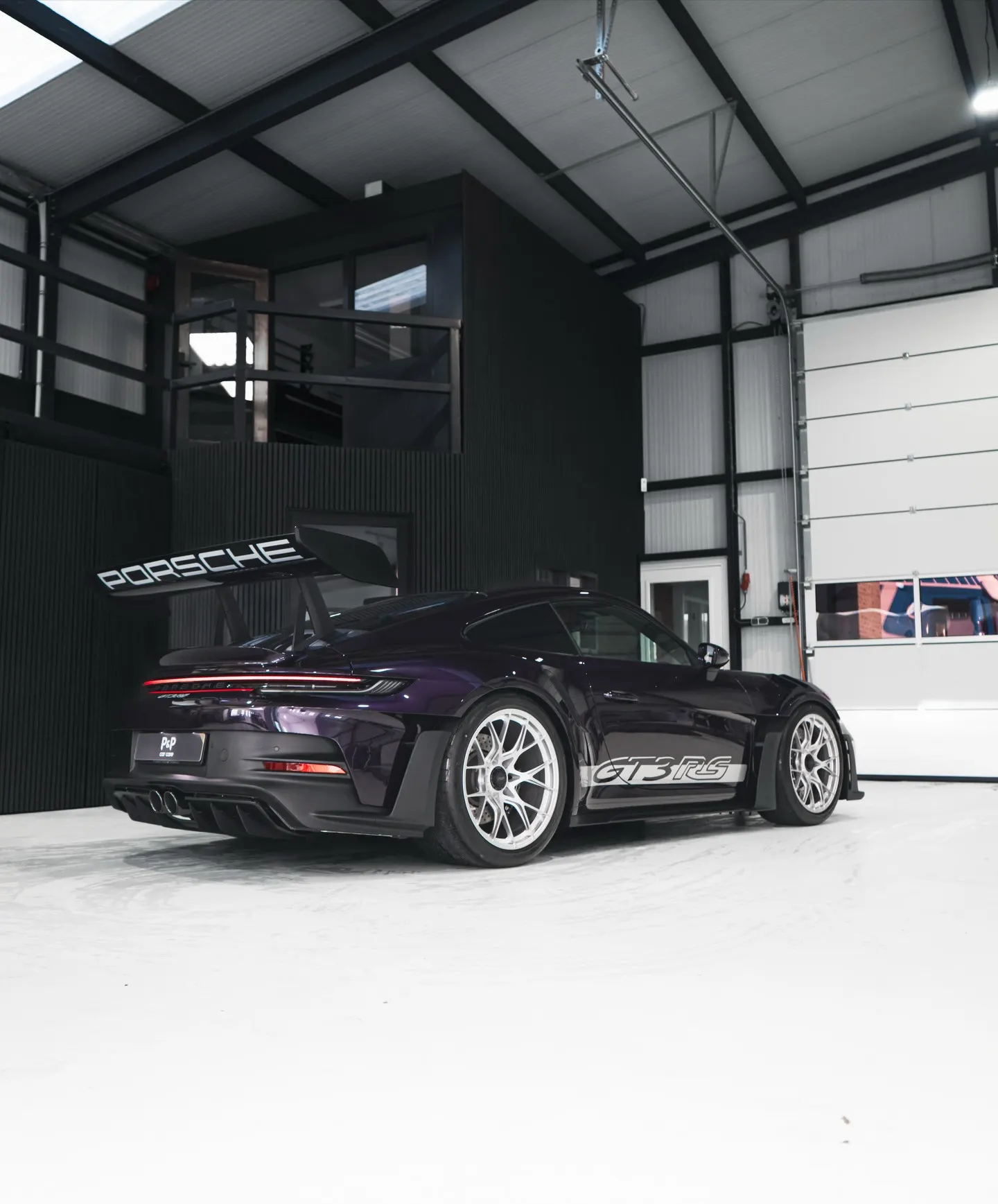Paarse Porsche 911 GT3 RS in de werkplaats van P&P Car Care