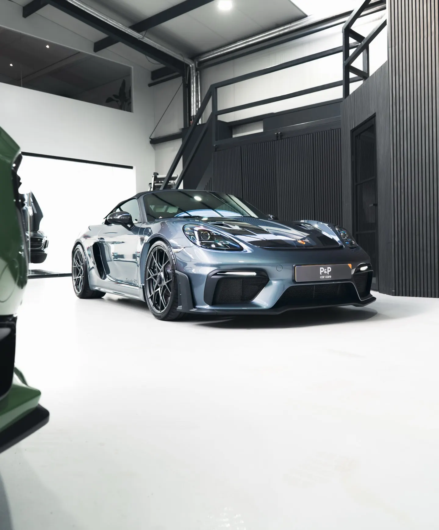 Porsche 718 Spyder RS in de studio van P&P Car Care, driekwart vooraanzicht