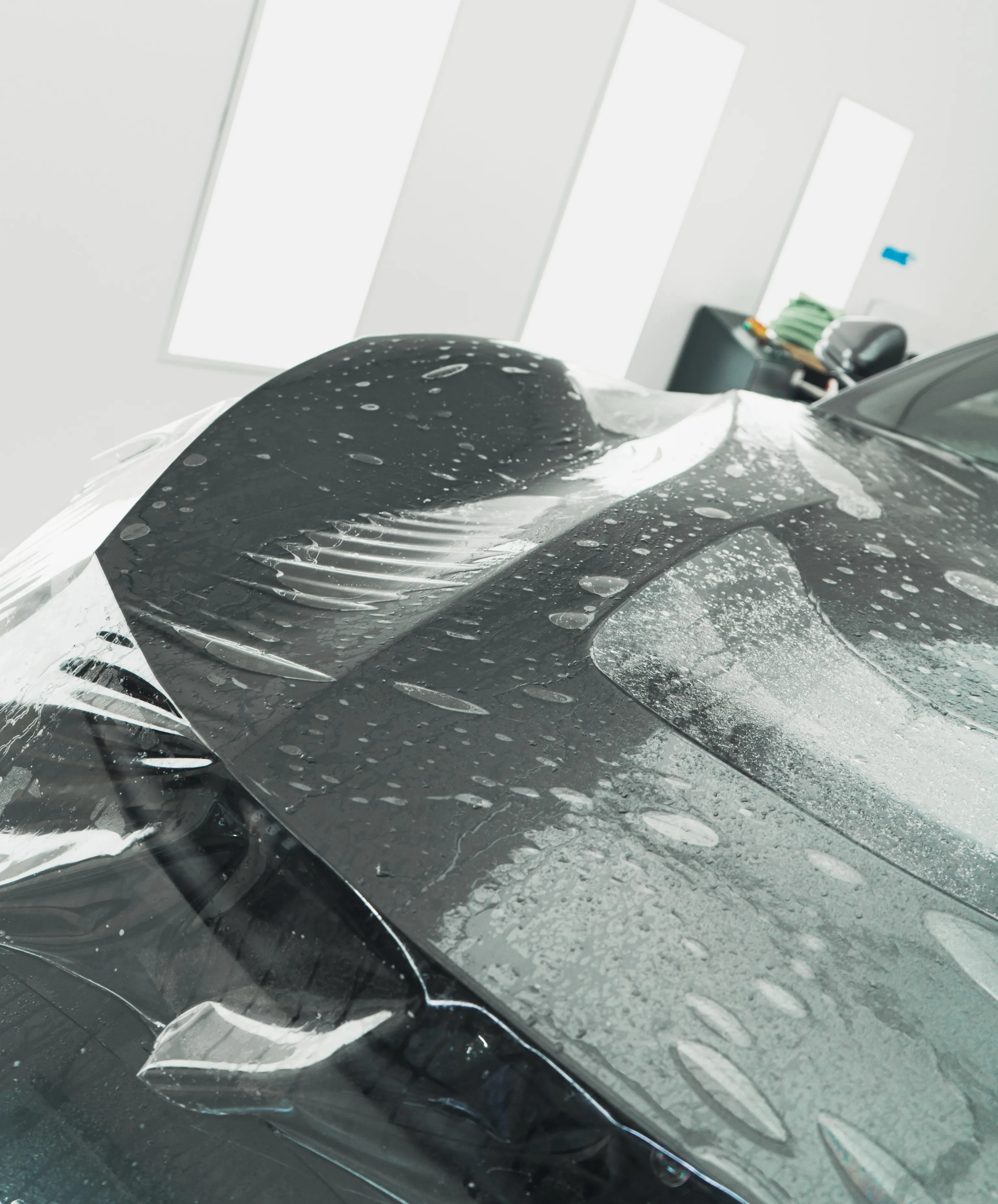 XPEL Paint Protection Film wordt aangebracht op de motorkap van de Ferrari F12