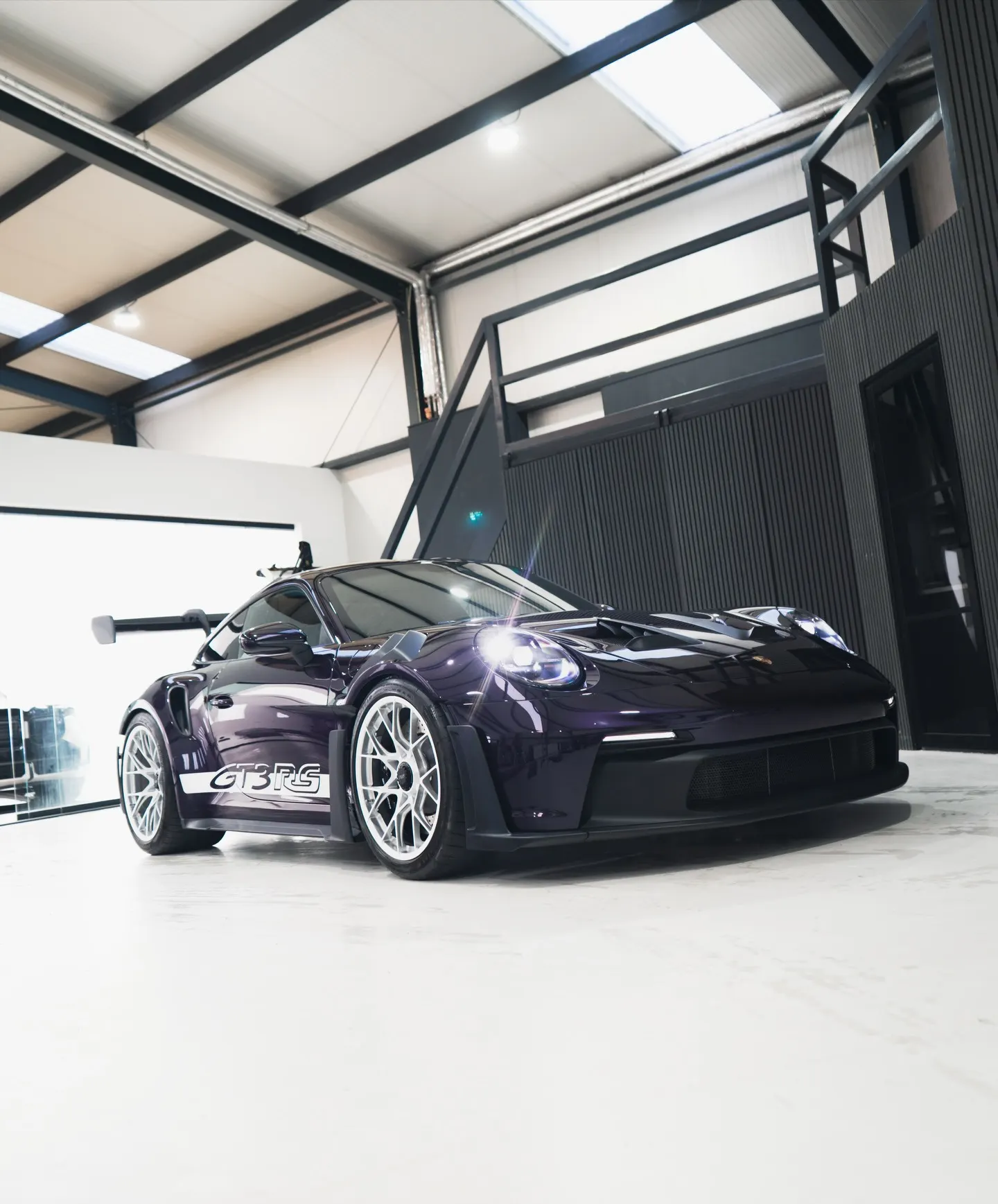 Porsche 911 GT3 RS met brandende koplampen, driekwart vooraanzicht