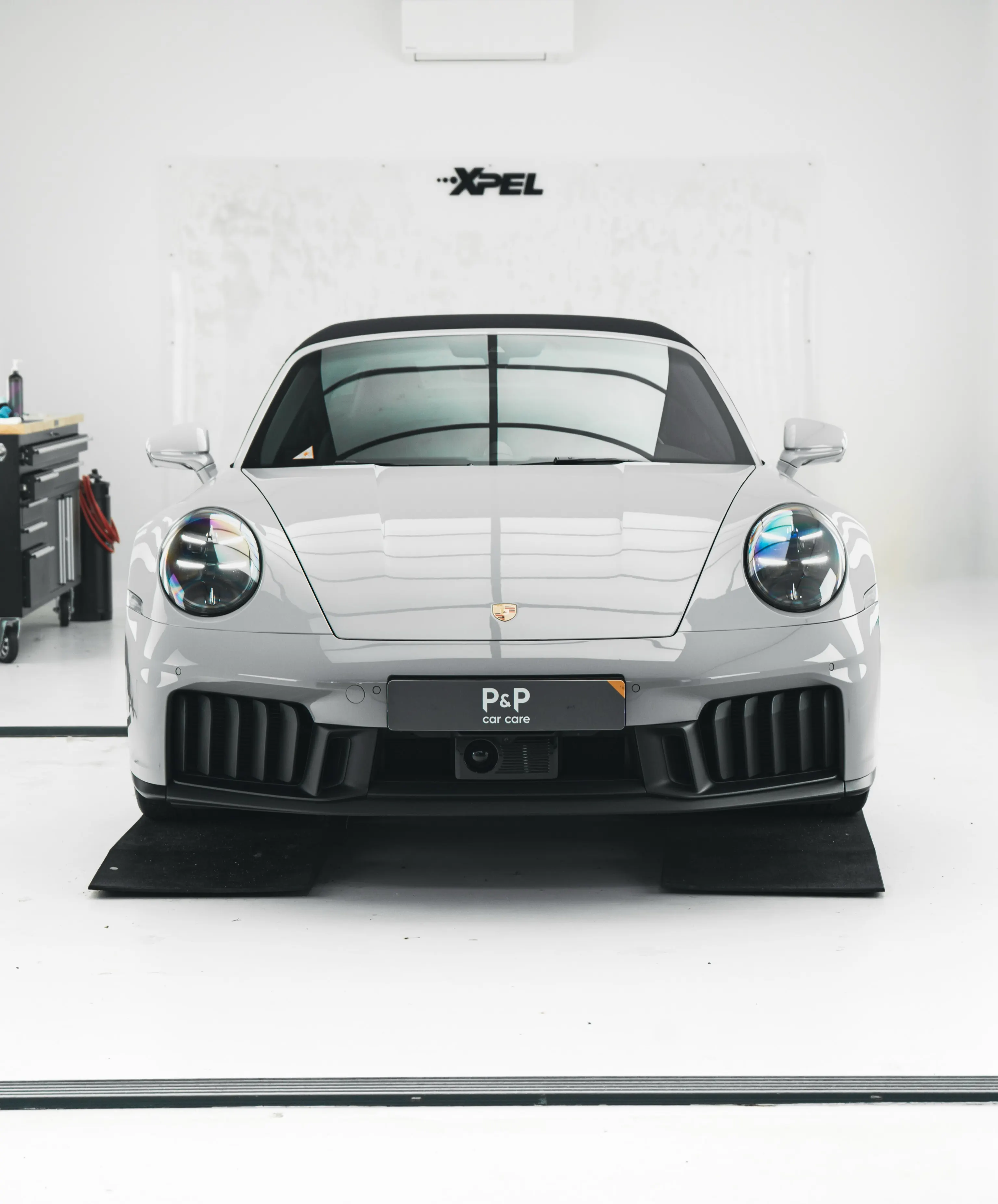 Recht vooraanzicht van de Porsche 911 Targa 4 GTS in de XPEL-studio