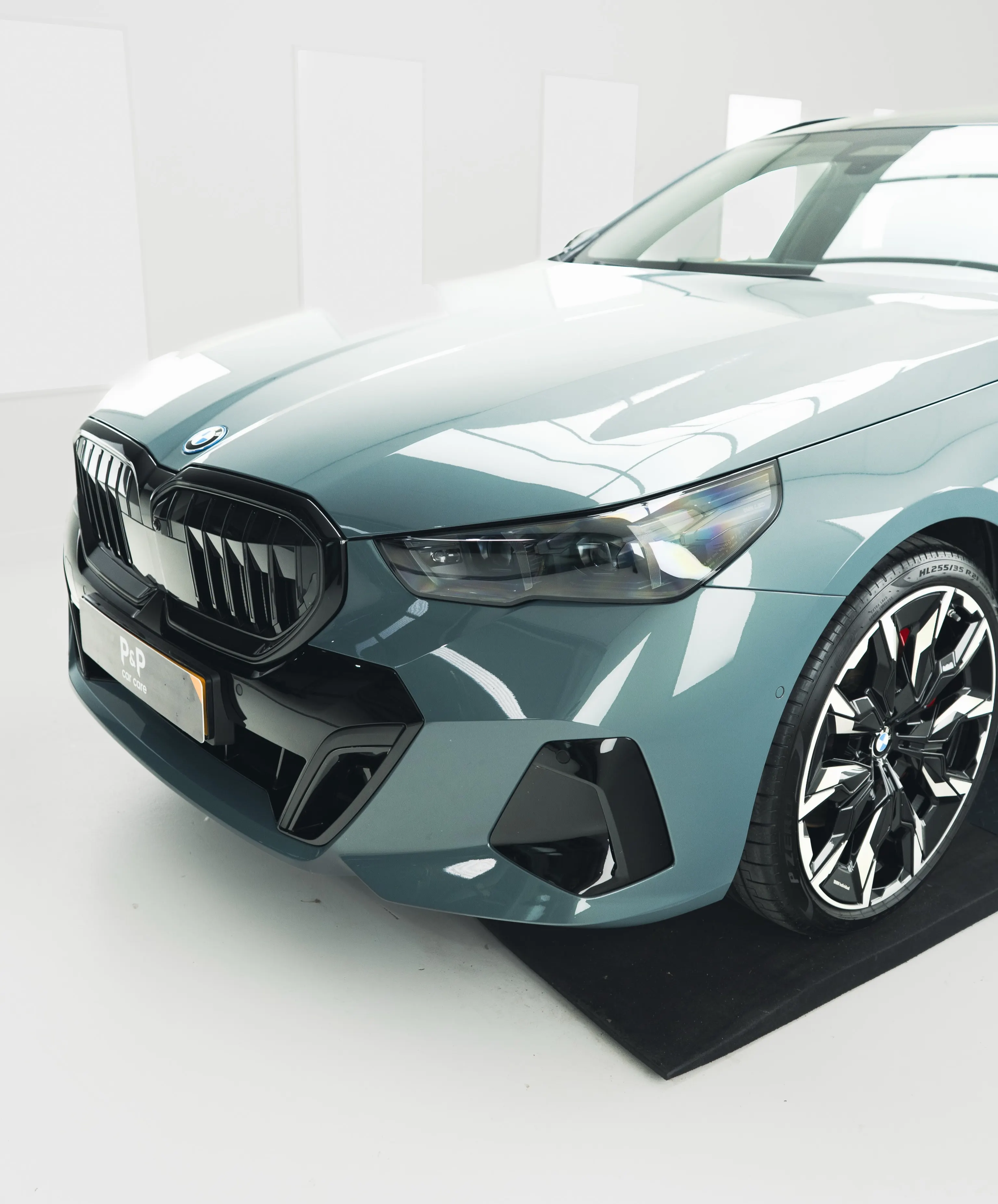 Voorzijde van de BMW 550e Touring met verlichte grille en koplamp