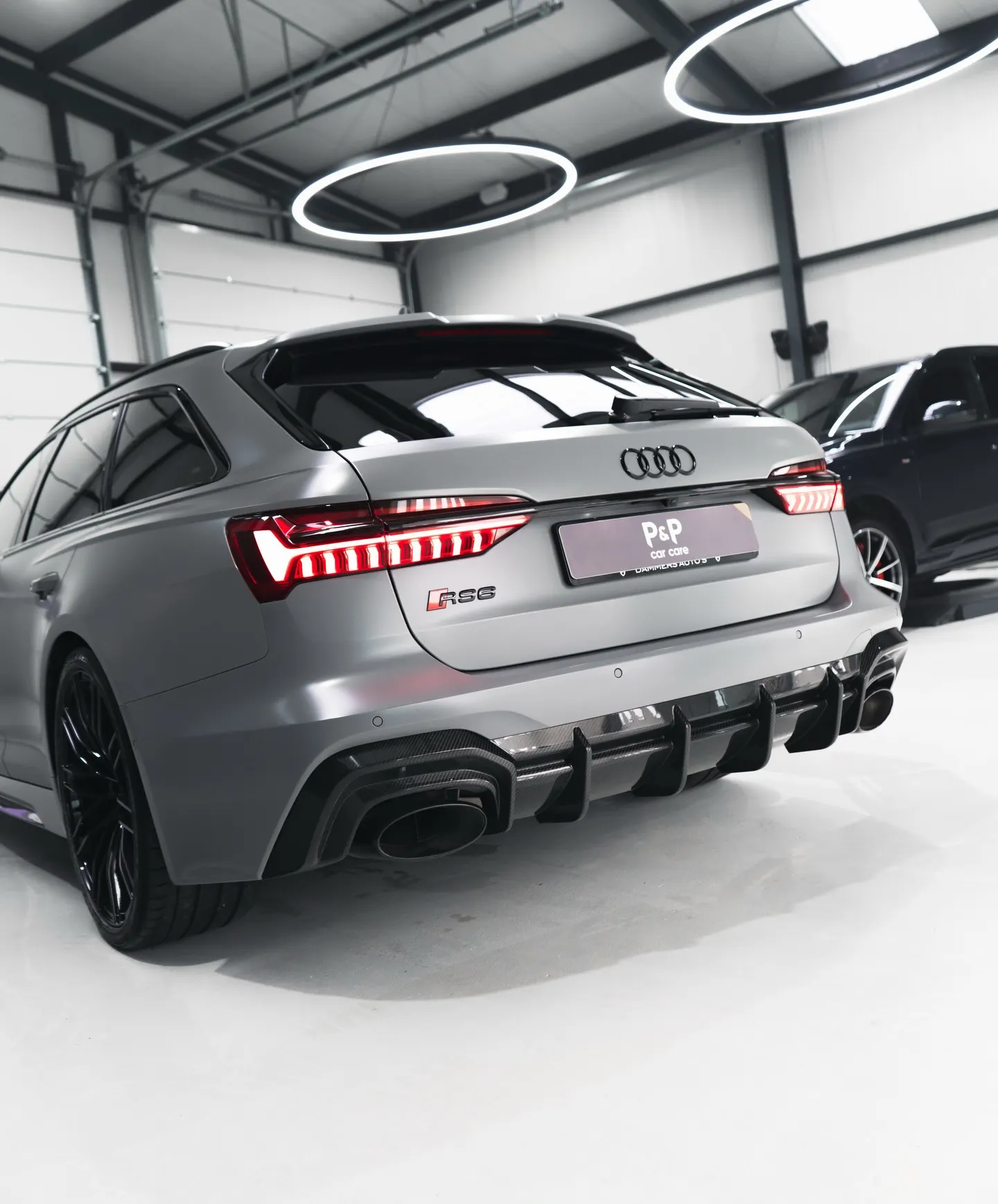 Audi RS6 Avant in satin grijs, driekwart achteraanzicht