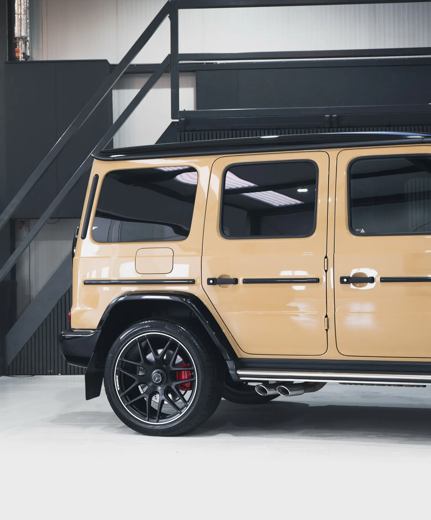 Flank van de Mercedes-AMG G63 met AMG-velg en zijtreeplank