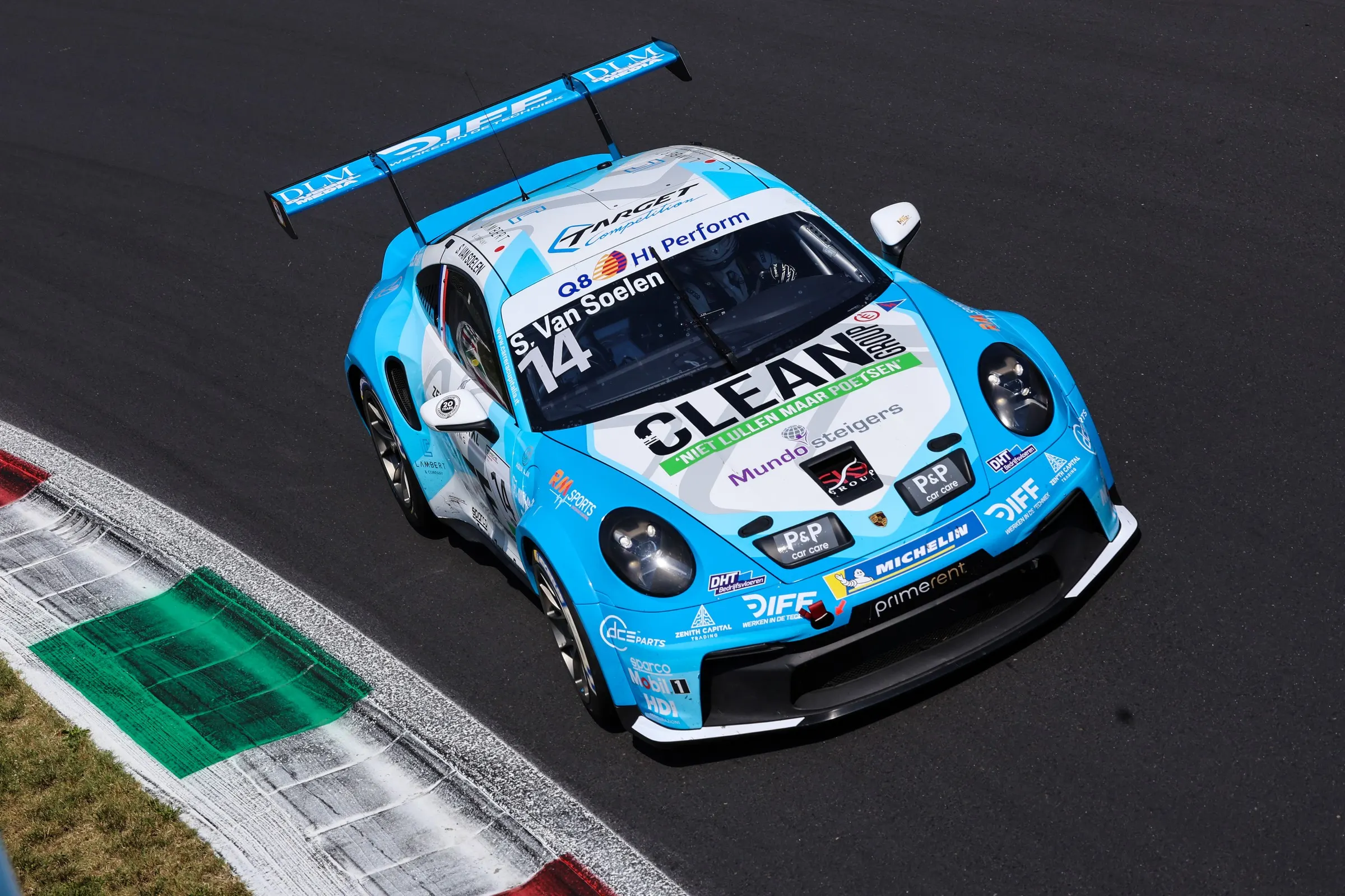 Hoge opname van de Cup-auto die over de kerbstones stuitert