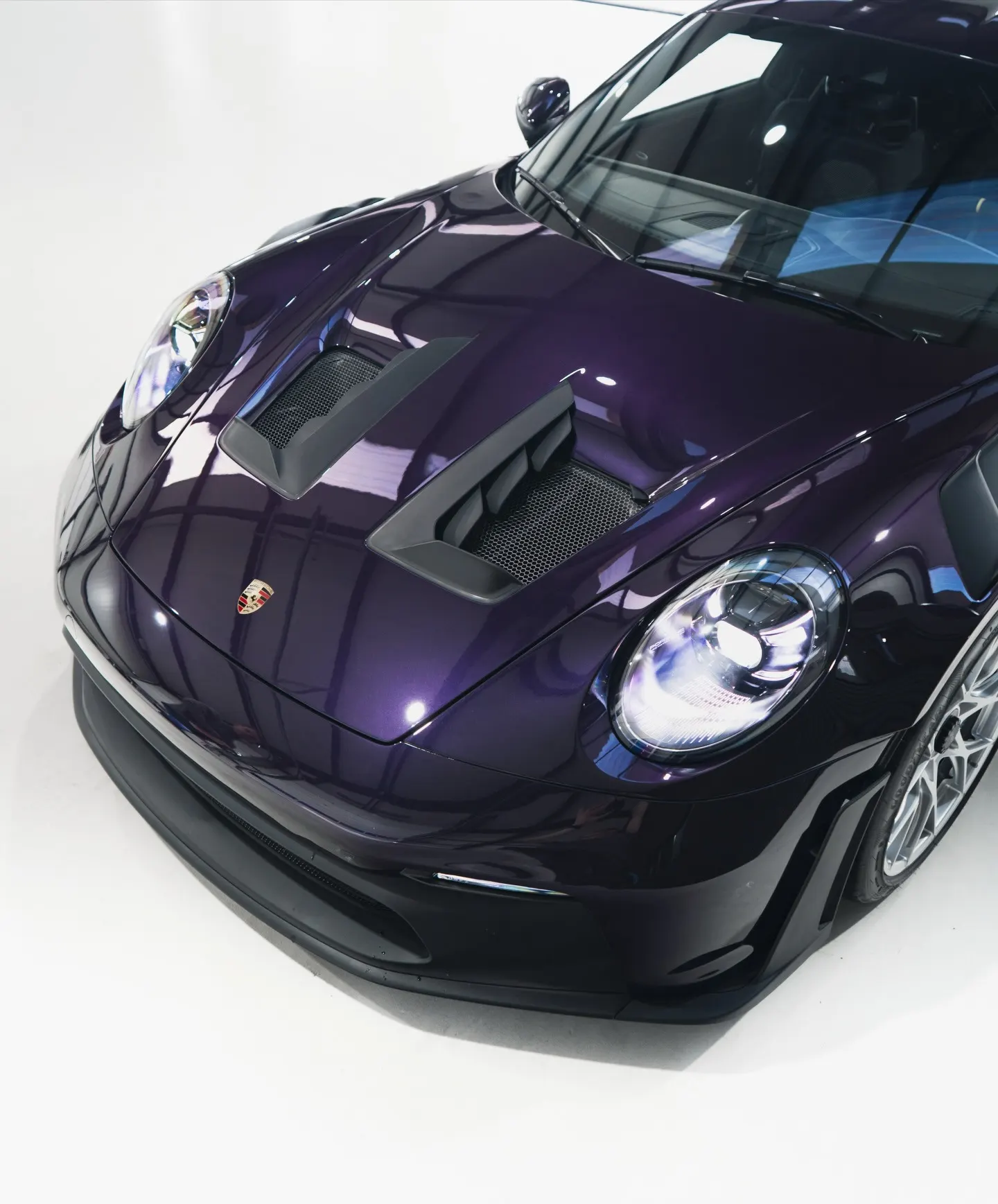 Motorkap van de Porsche 911 GT3 RS met luchtinlaten en koplamp