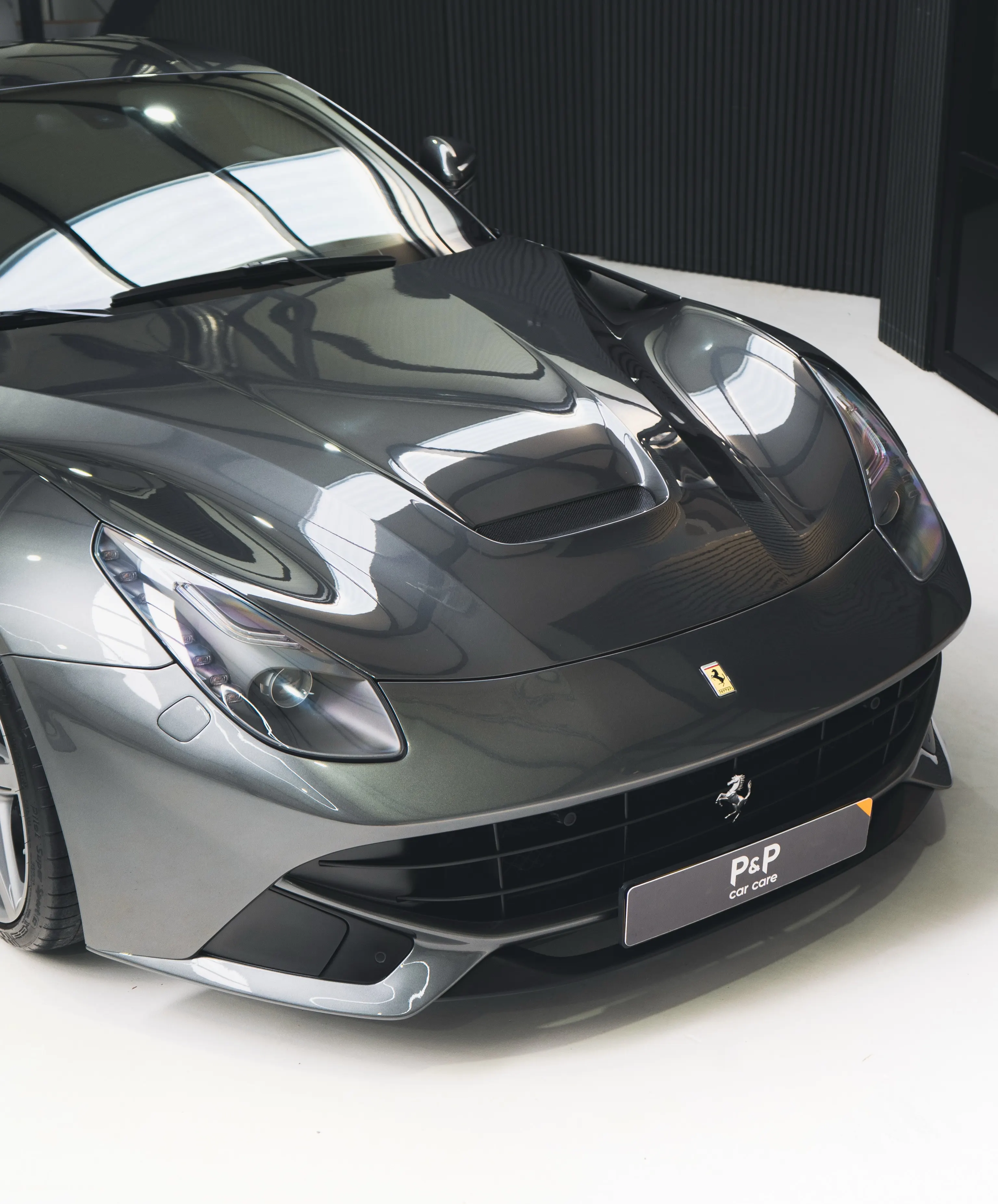 Motorkap van de Ferrari F12 met luchtinlaten, van bovenaf gezien
