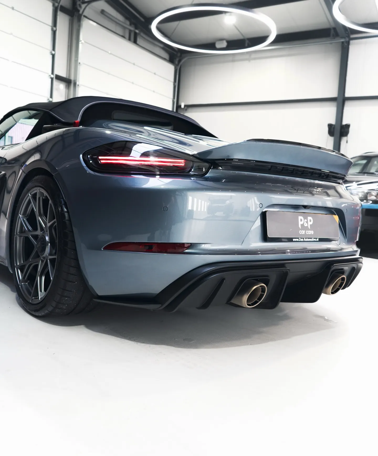 Achterzijde van de Porsche 718 Spyder RS met verlicht achterlicht en carbon ducktail
