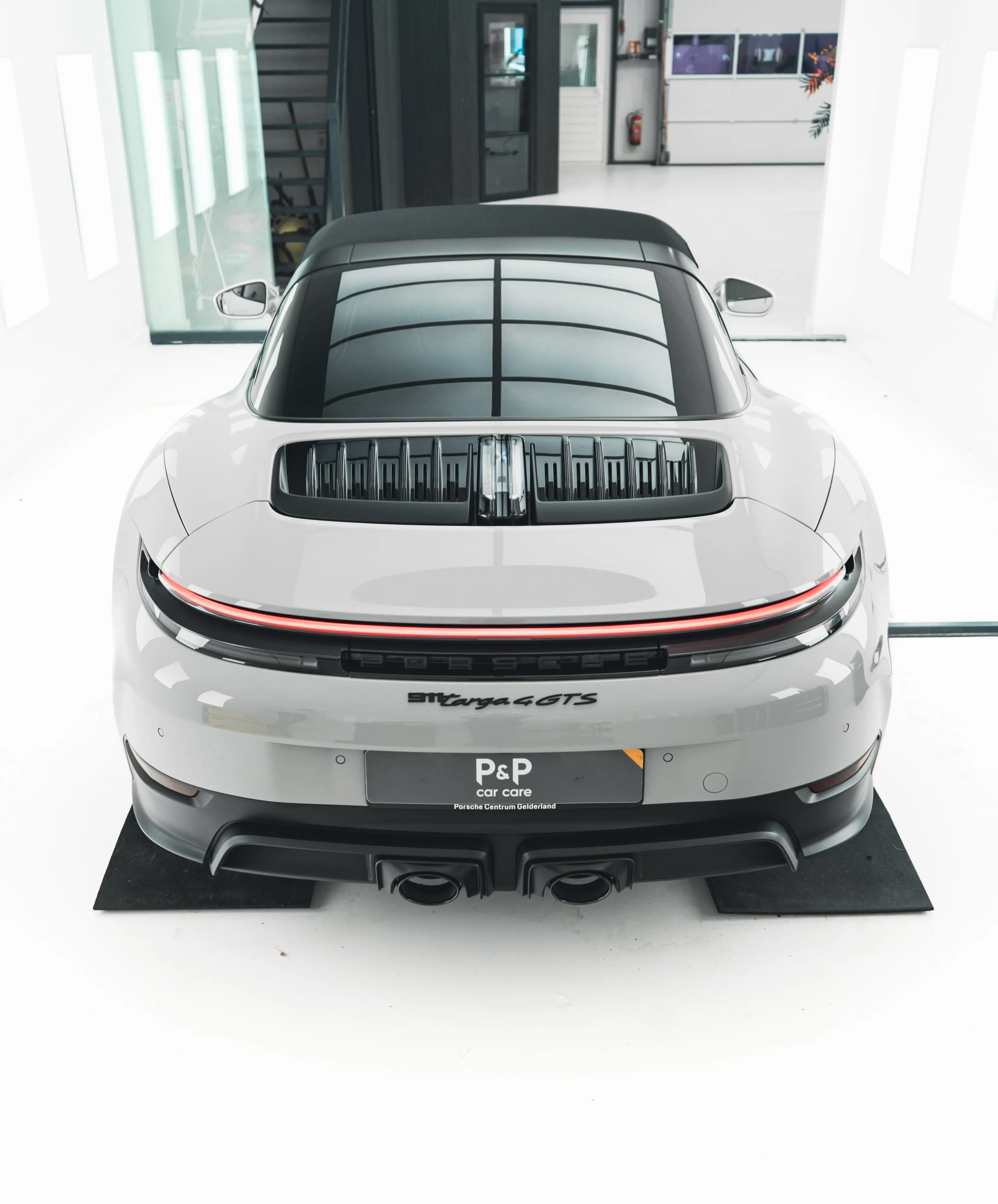 Recht achteraanzicht van de Porsche 911 Targa 4 GTS met verlichte lichtbalk