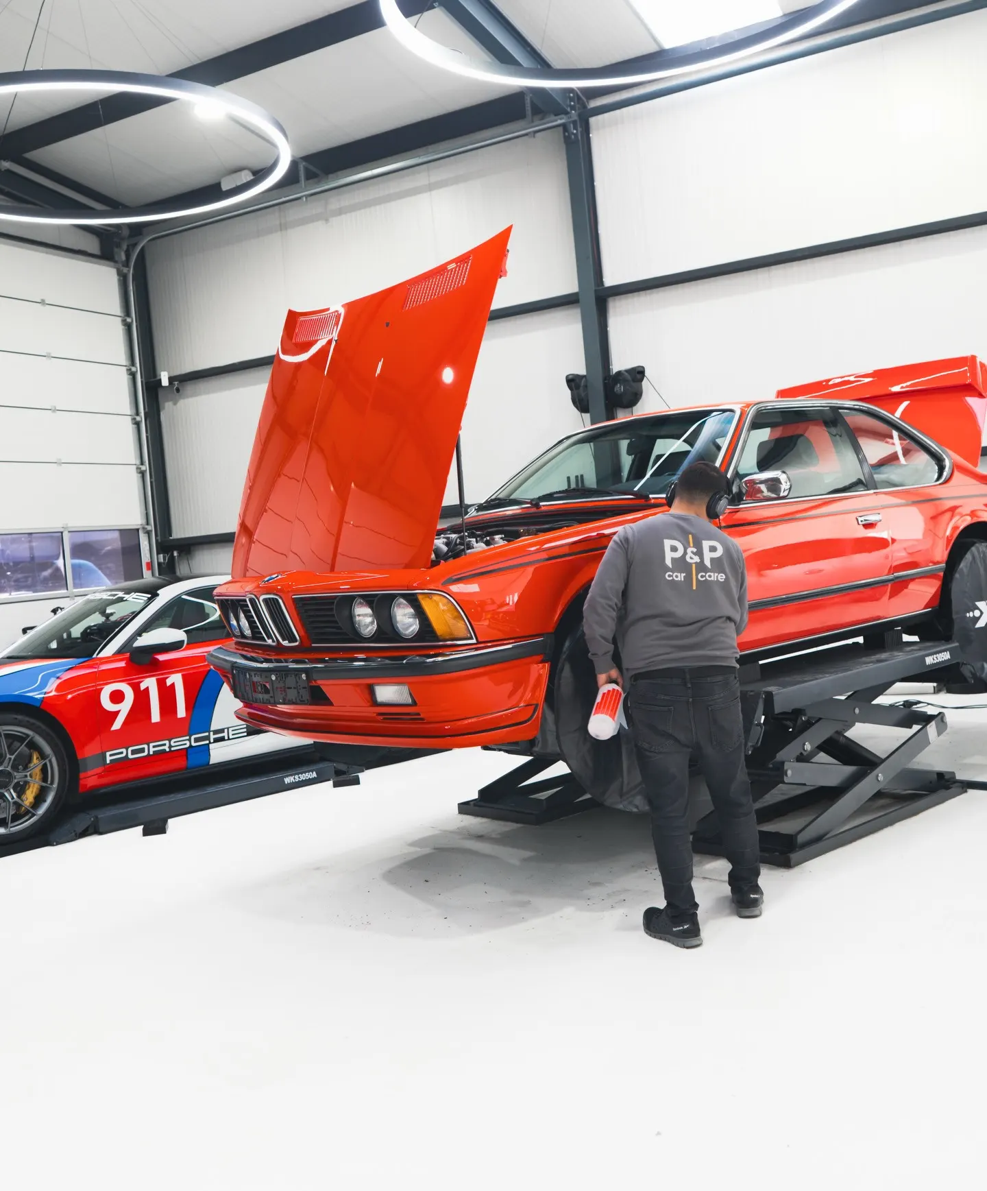 Specialist van P&P Car Care werkt aan de BMW 635 CSi op de brug