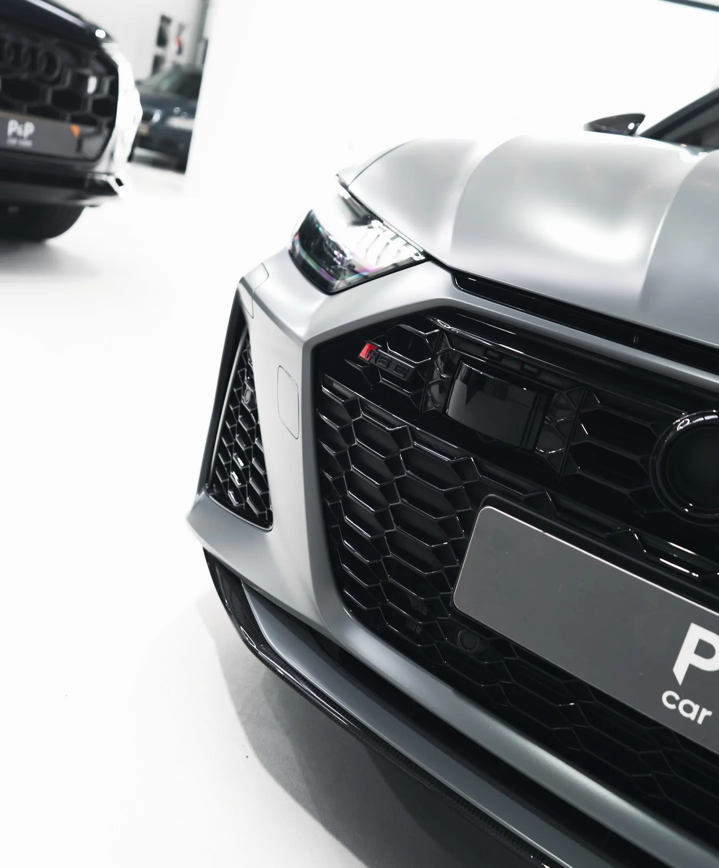 Voorzijde van de Audi RS6 Avant met RS-grille en carbon details