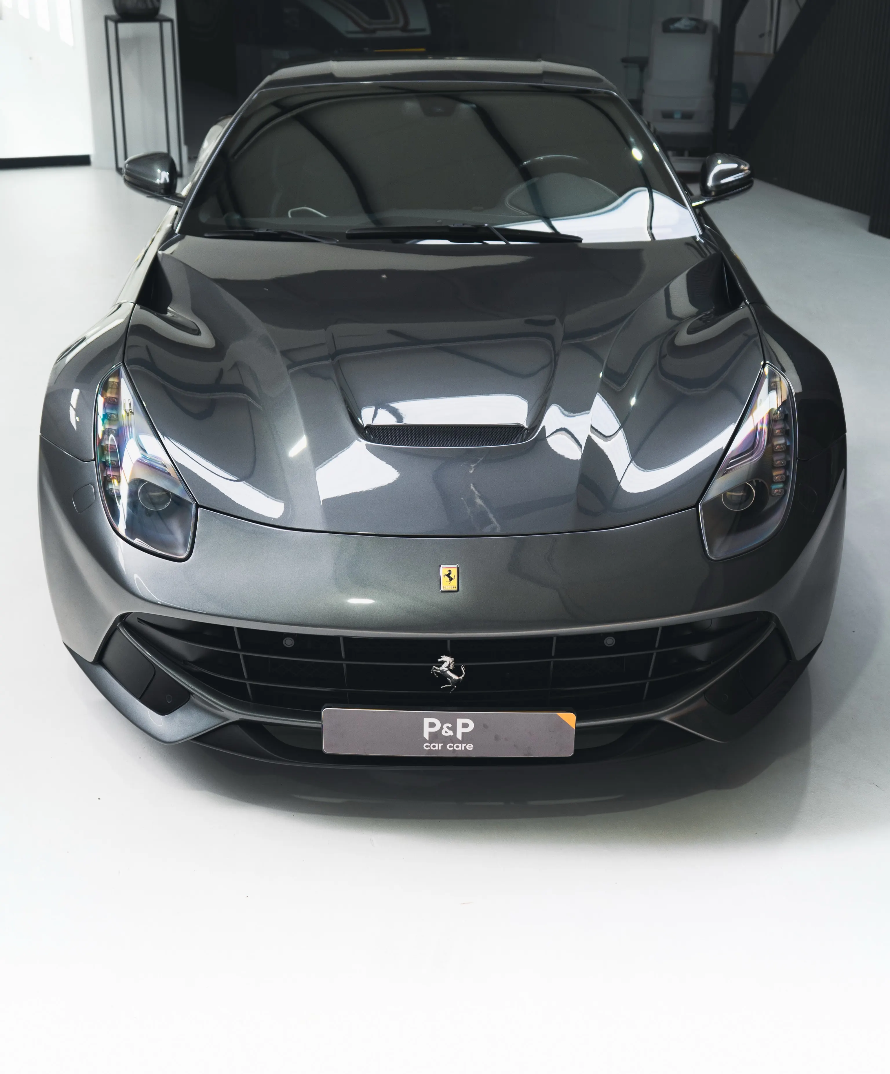 Recht vooraanzicht van de Ferrari F12 met het front voorzien van PPF