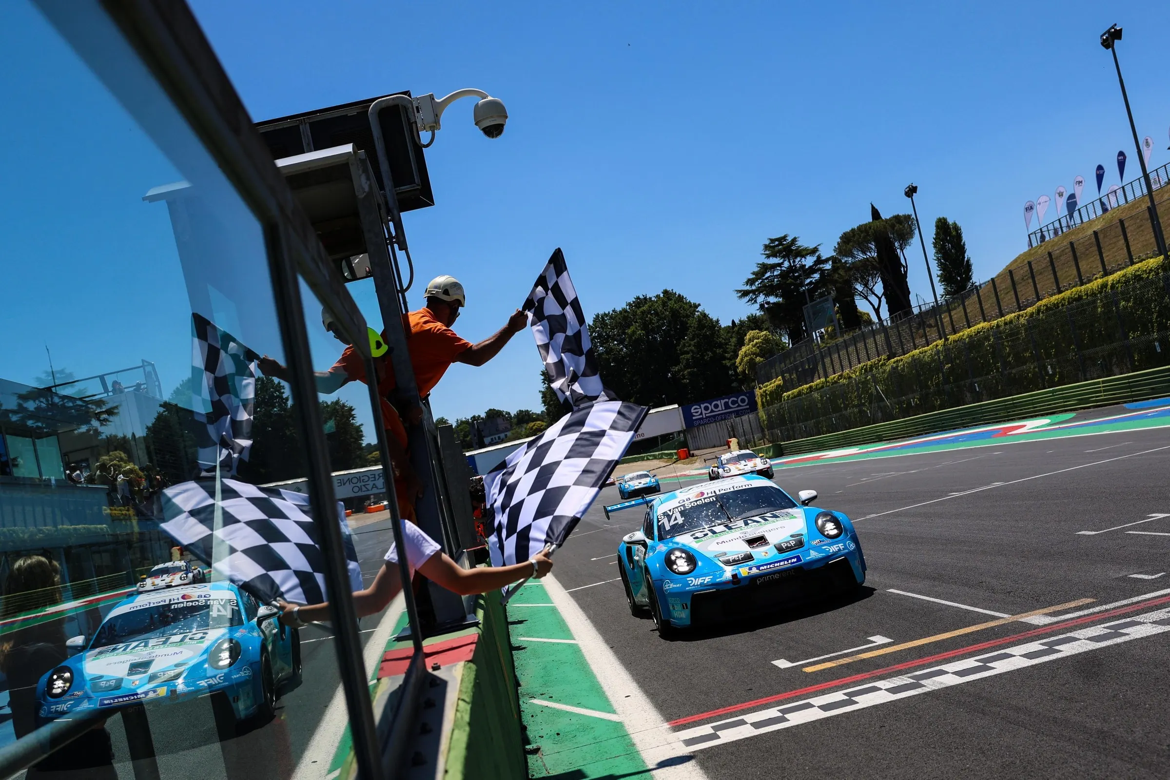 Senna van Soelen komt als eerste over de finish en krijgt de geblokte vlag