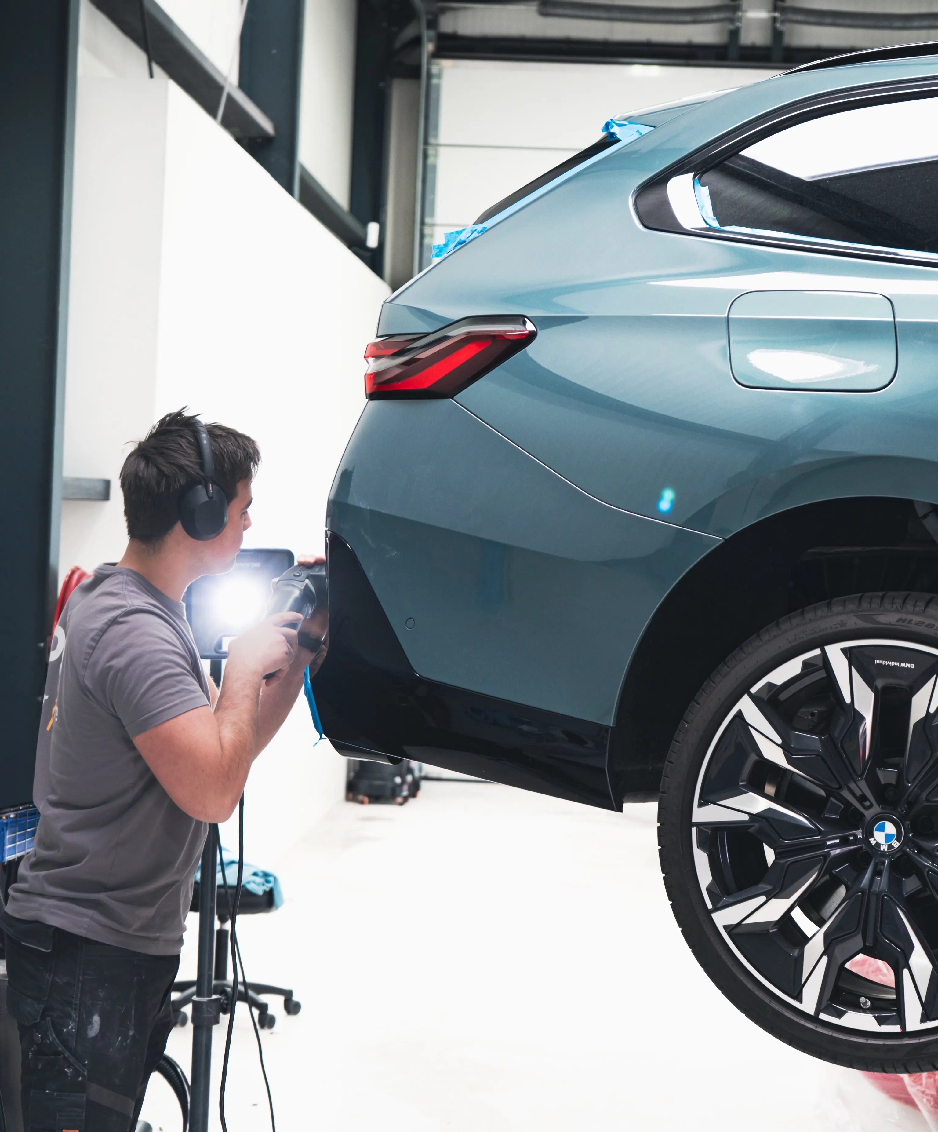 Specialist van P&P Car Care meet de laklaag van de BMW 550e Touring