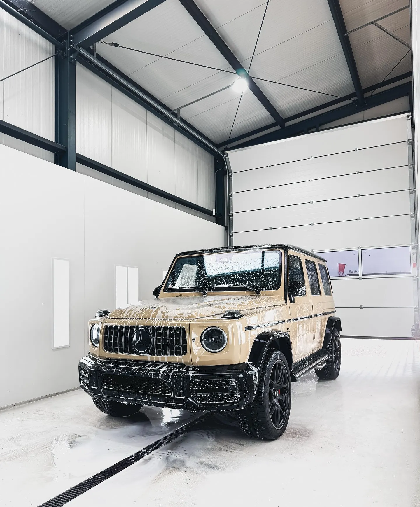 De Mercedes-AMG G63 onder het schuim in de wasruimte van P&P Car Care