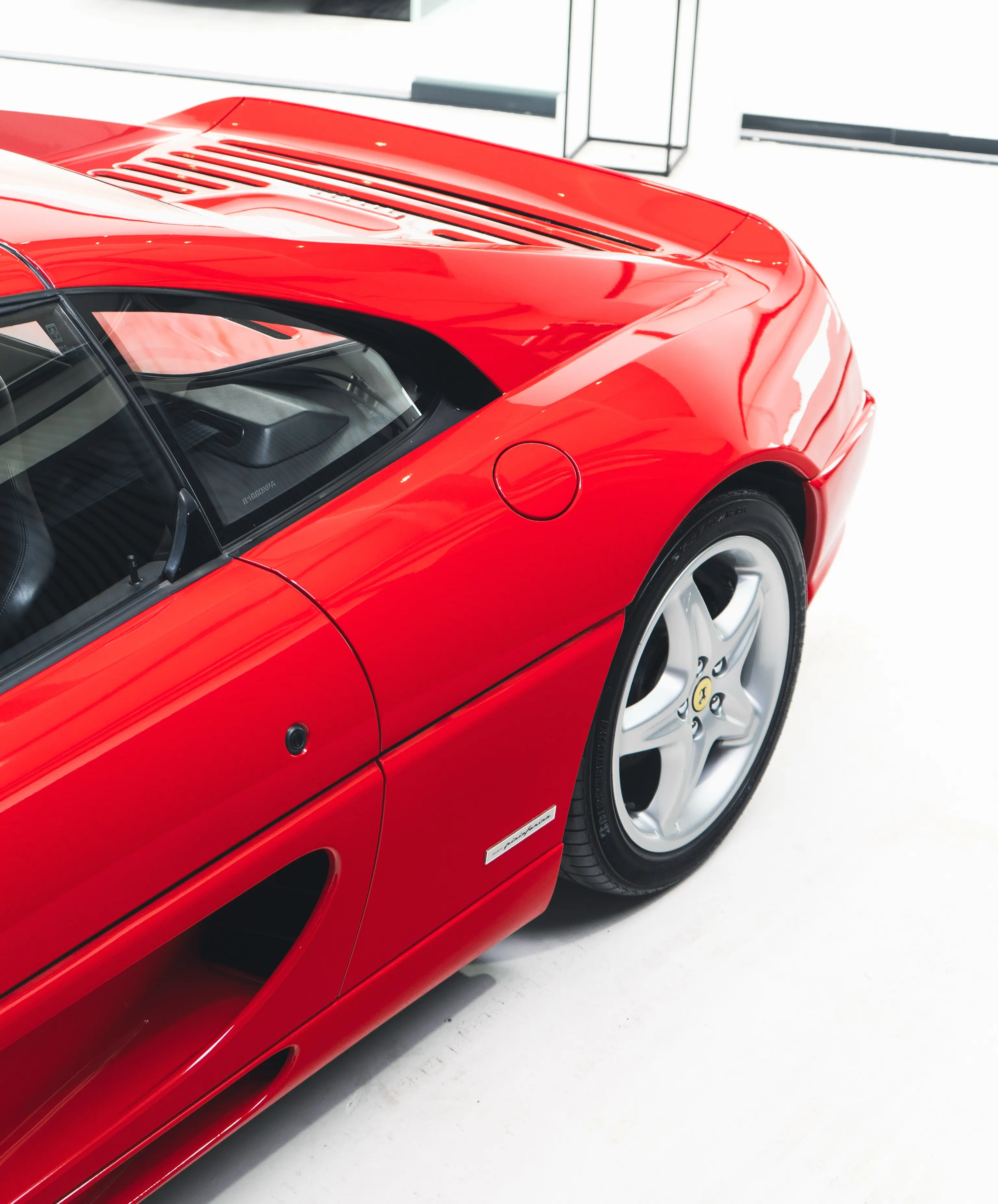 Achterscherm en luchtinlaat van de Ferrari F355 GTS met Pininfarina-embleem