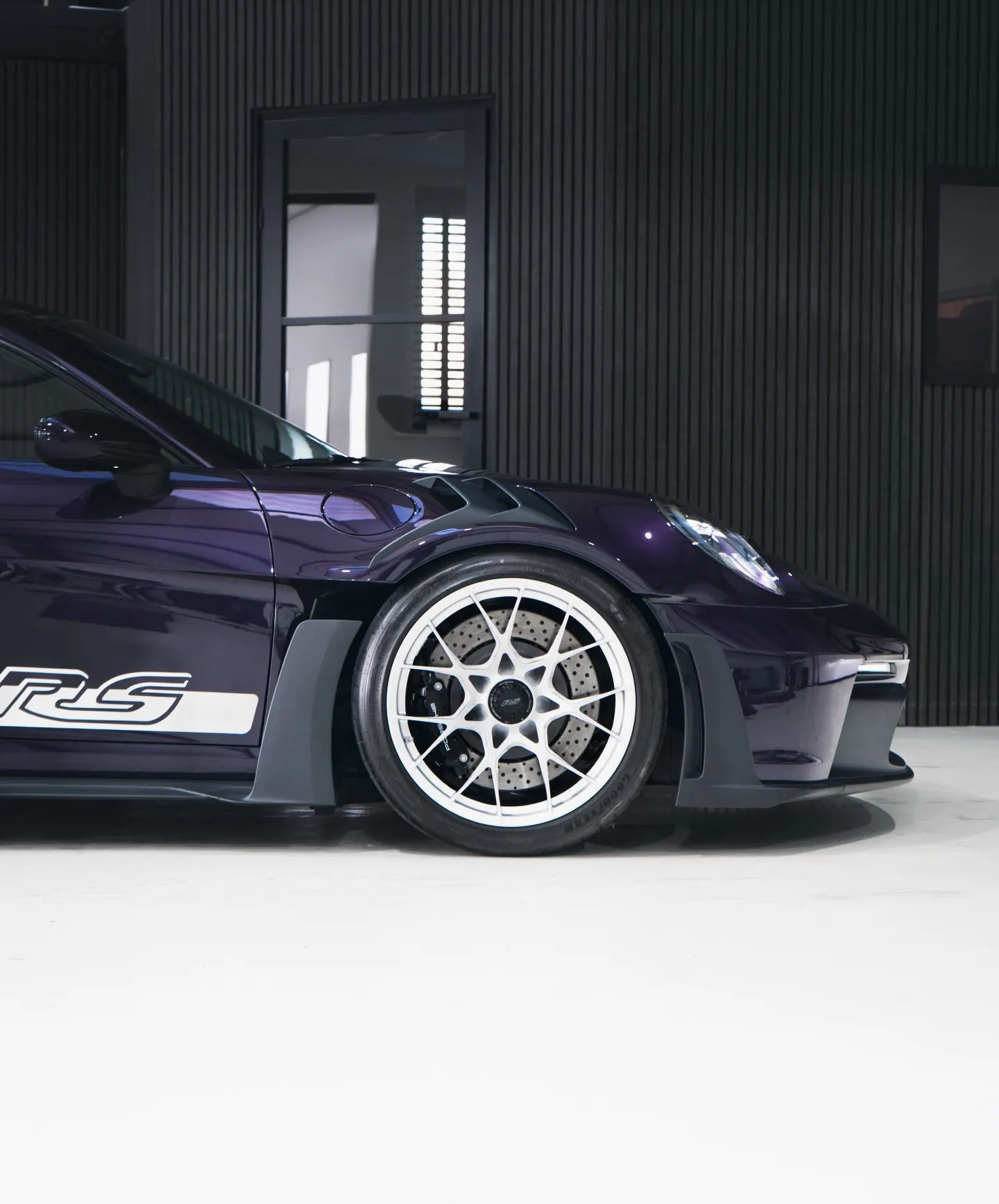 Zijaanzicht van de Porsche 911 GT3 RS met GT3 RS-belettering