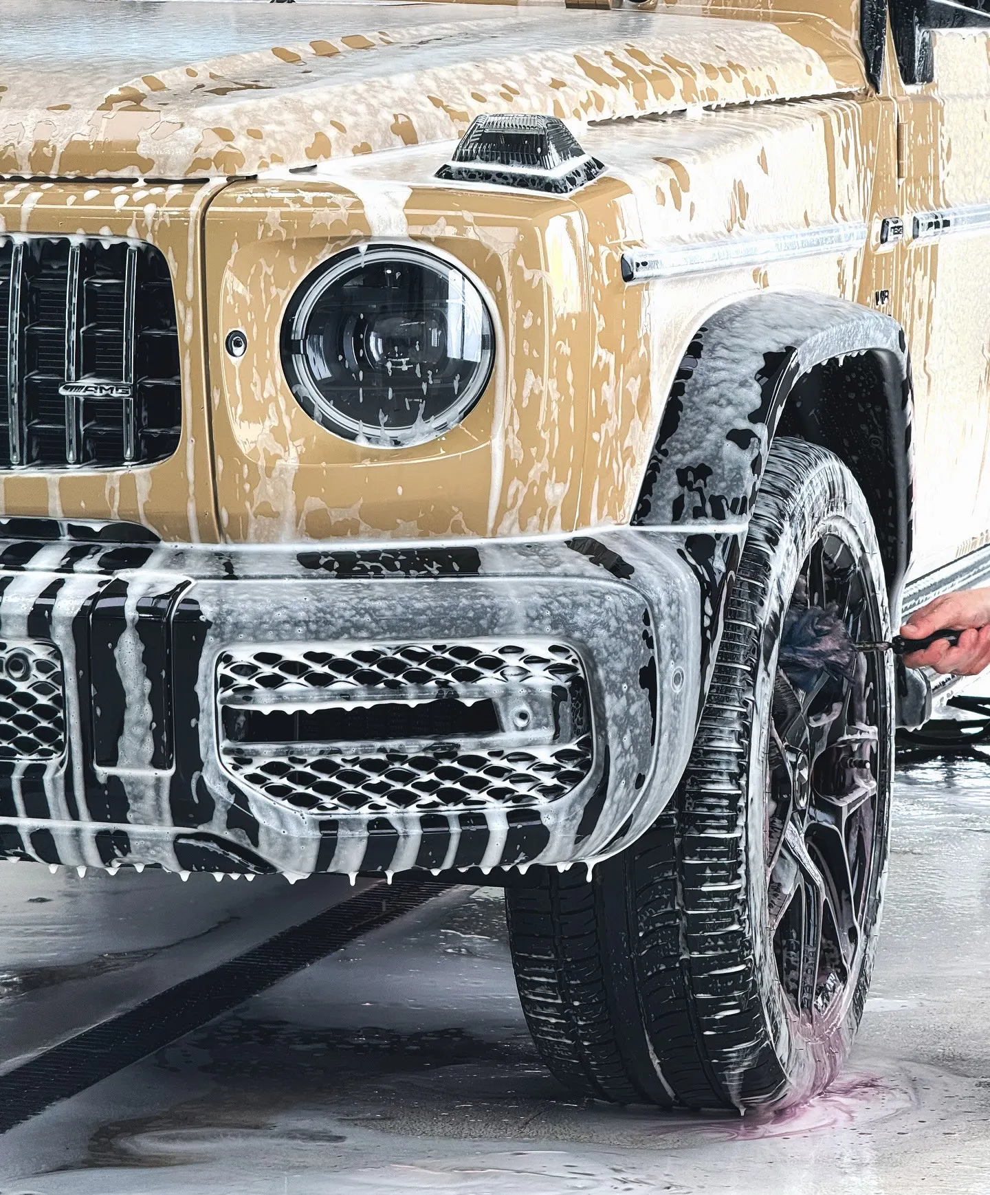 Voorzijde van de Mercedes-AMG G63 onder het schuim, met koplamp en grille