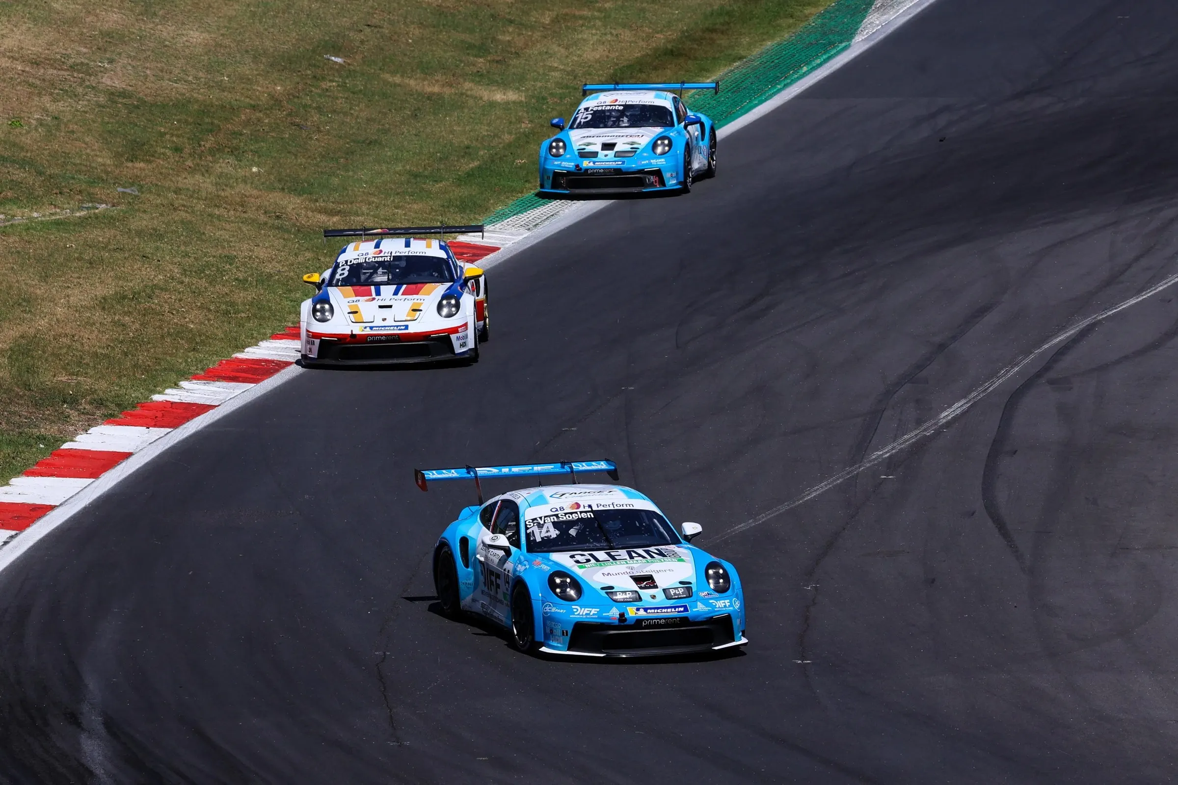 Twee Porsche Cup-auto’s achter elkaar in de bocht, met Senna aan de leiding
