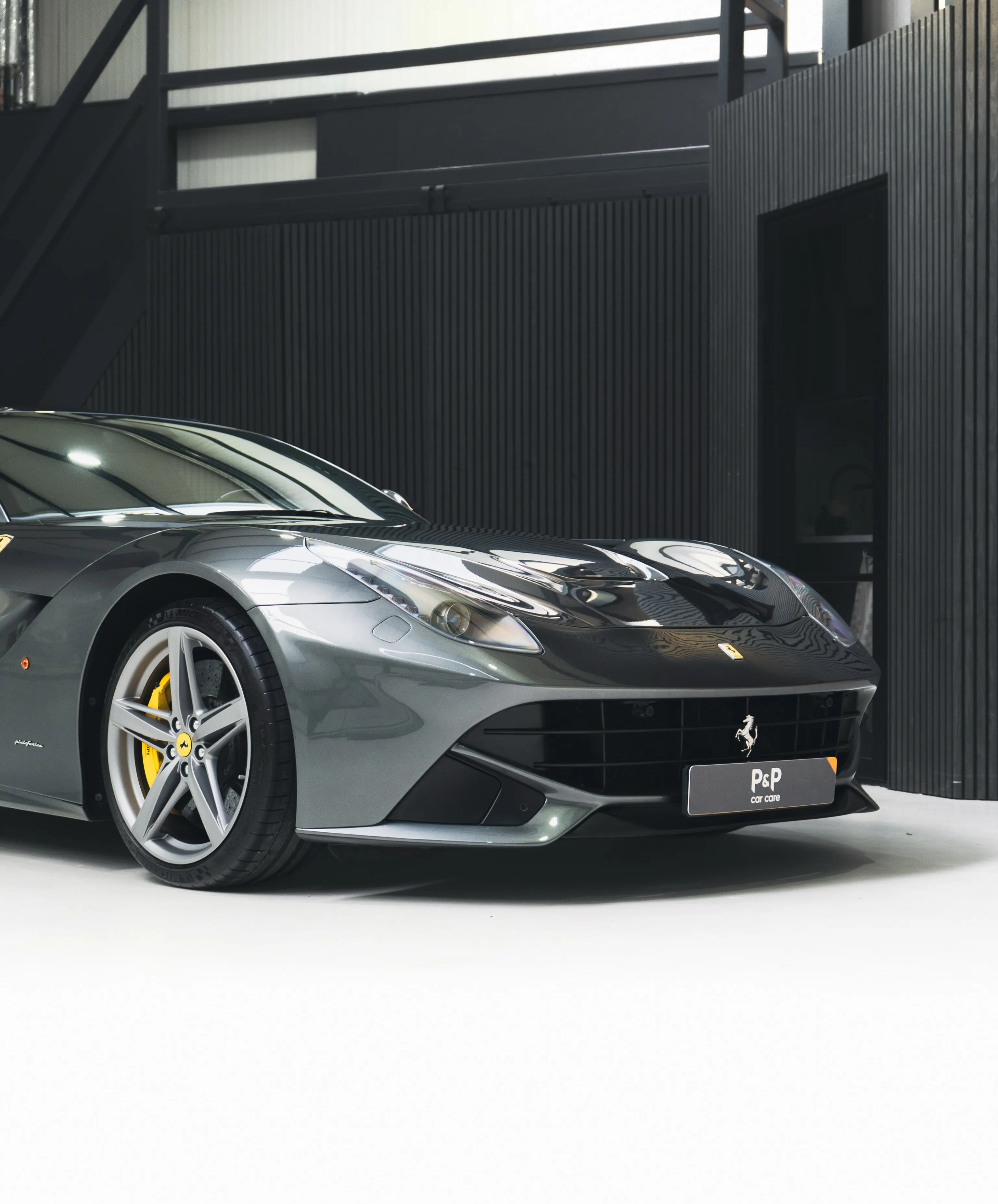 Ferrari F12 in driekwart vooraanzicht in de studio van P&P Car Care