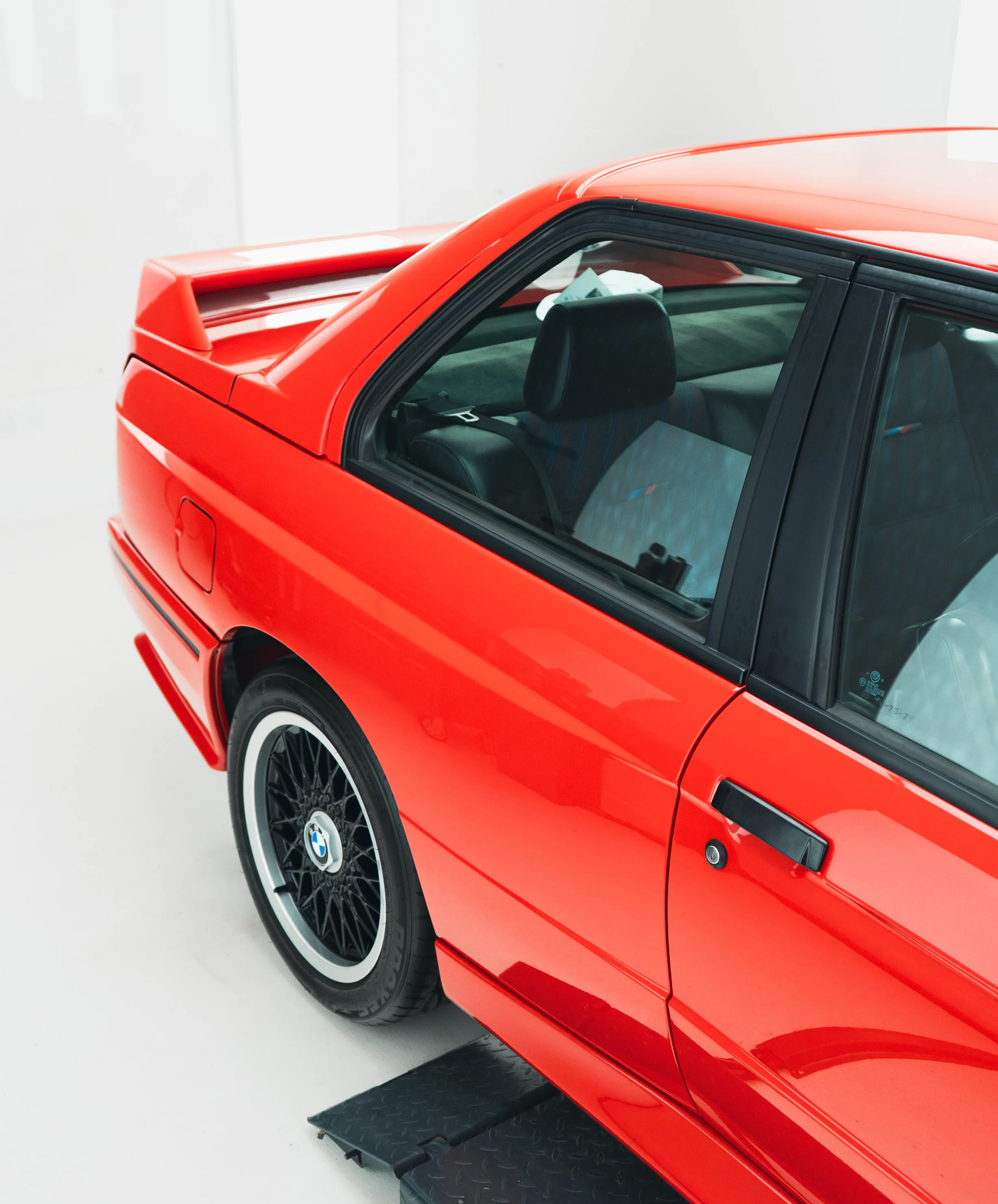 Achterscherm en deur van de BMW E30 M3 met spiegelende lak