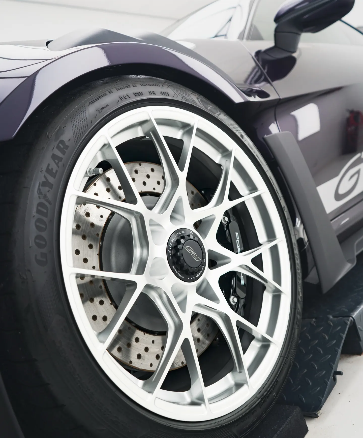 Voorwiel van de Porsche 911 GT3 RS met centerlock velg en remklauw