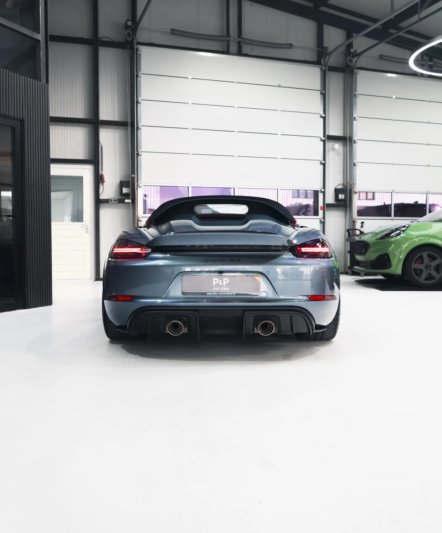 Recht achteraanzicht van de Porsche 718 Spyder RS met het Spyder RS-opschrift