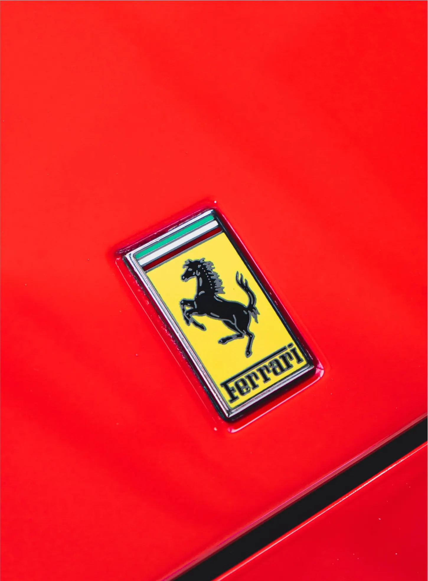 Ferrari-embleem op het rode lakwerk van de F355 GTS