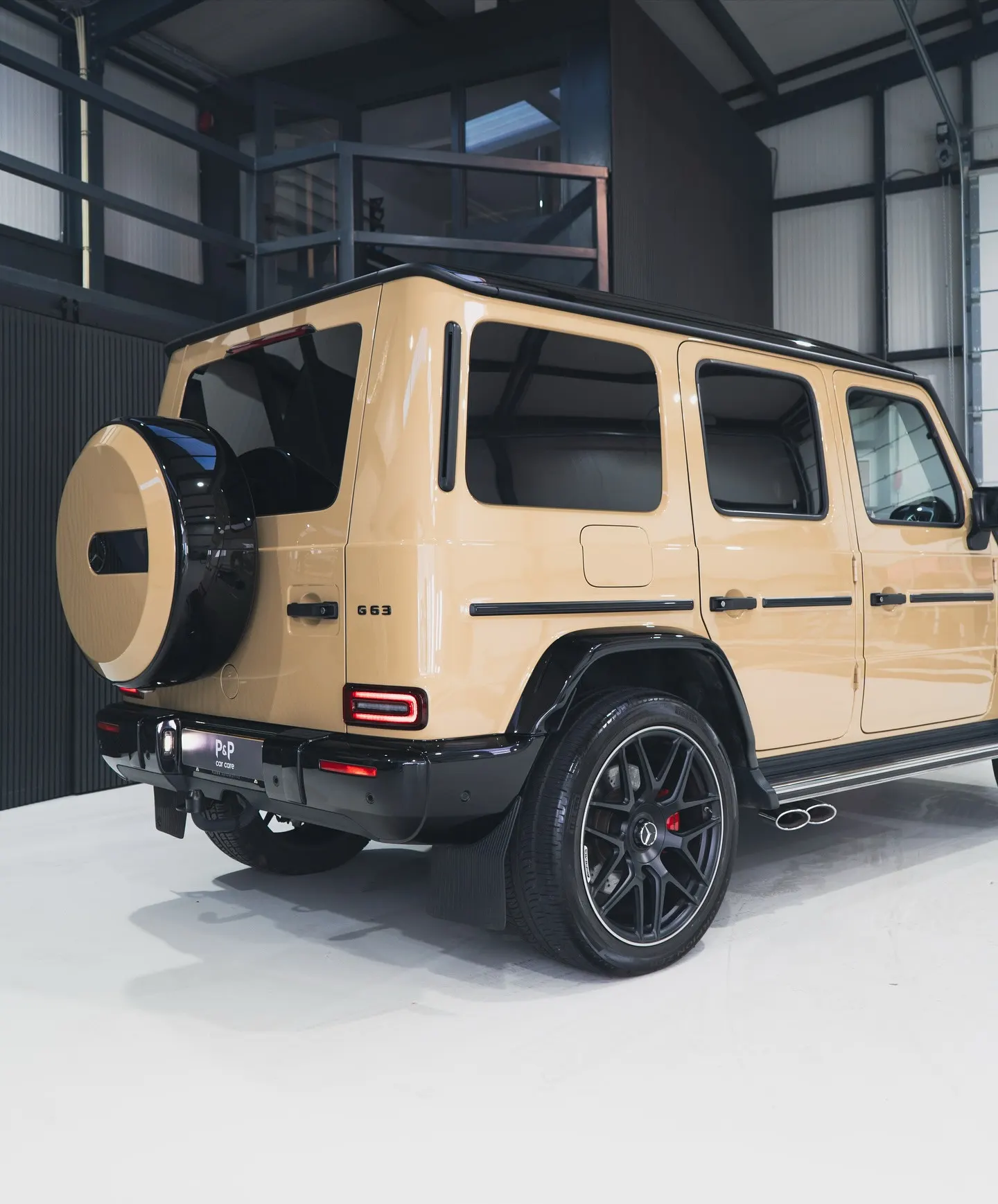 Mercedes-AMG G63 in driekwart achteraanzicht in de studio