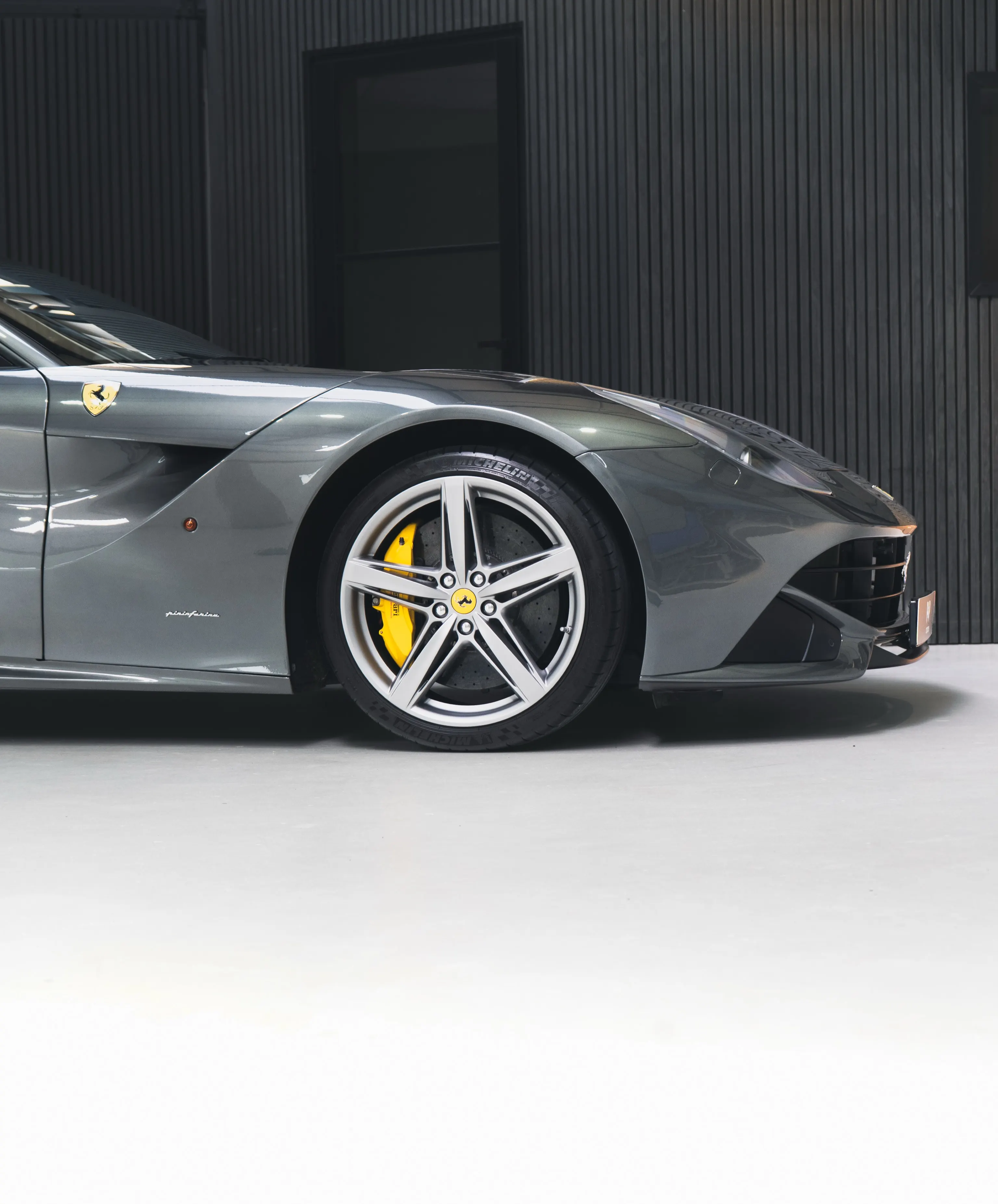 Voorwiel en voorscherm van de Ferrari F12 met gele remklauw