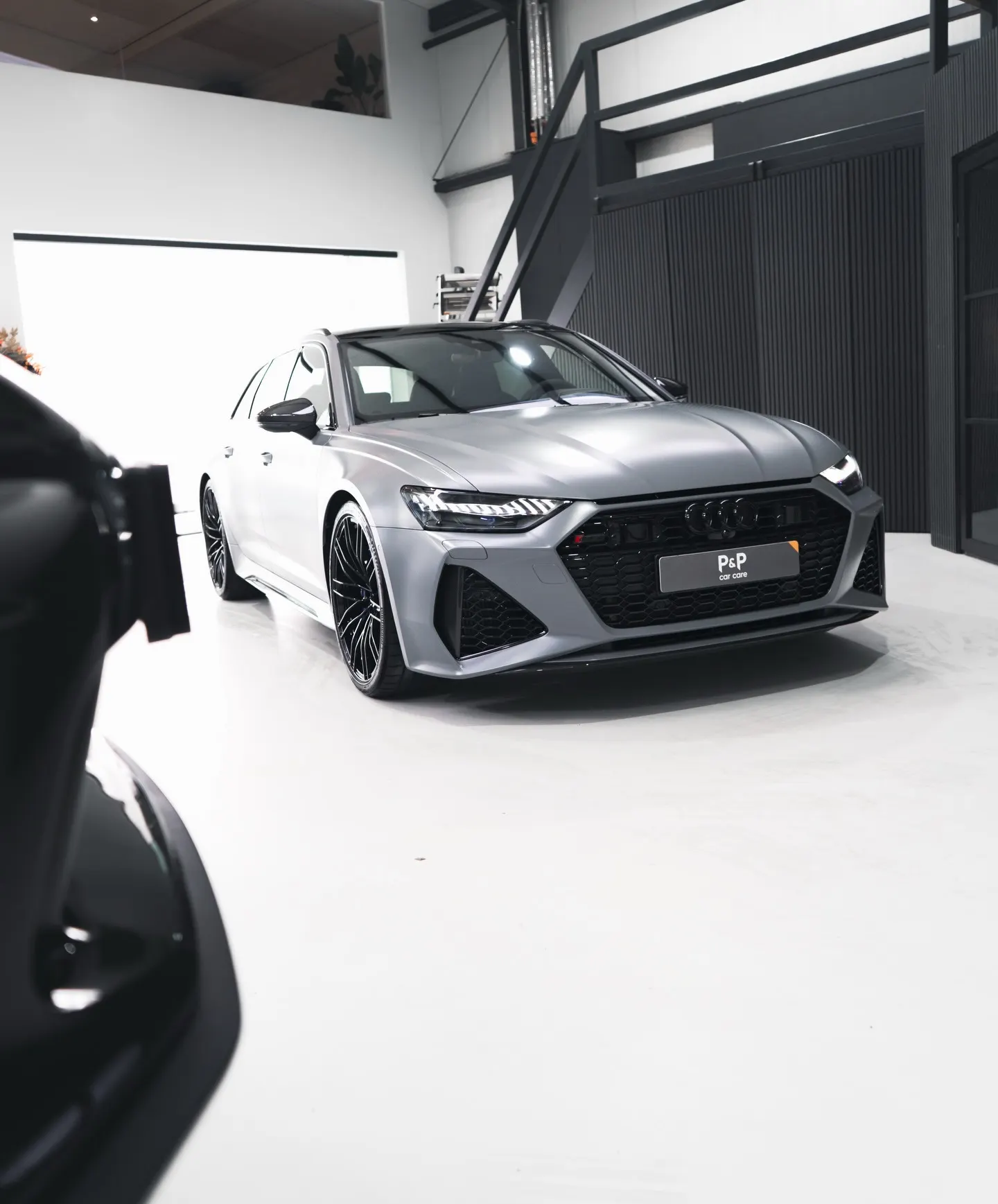 Audi RS6 Avant in satin grijs in de studio van P&P Car Care, driekwart vooraanzicht