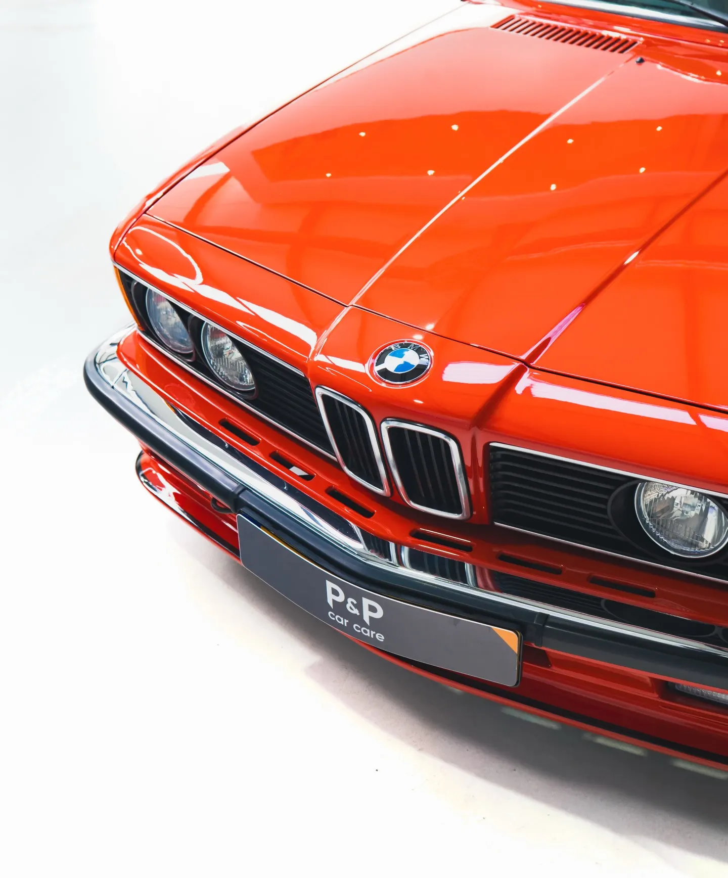 Motorkap, BMW-embleem en dubbele koplampen van de BMW 635 CSi