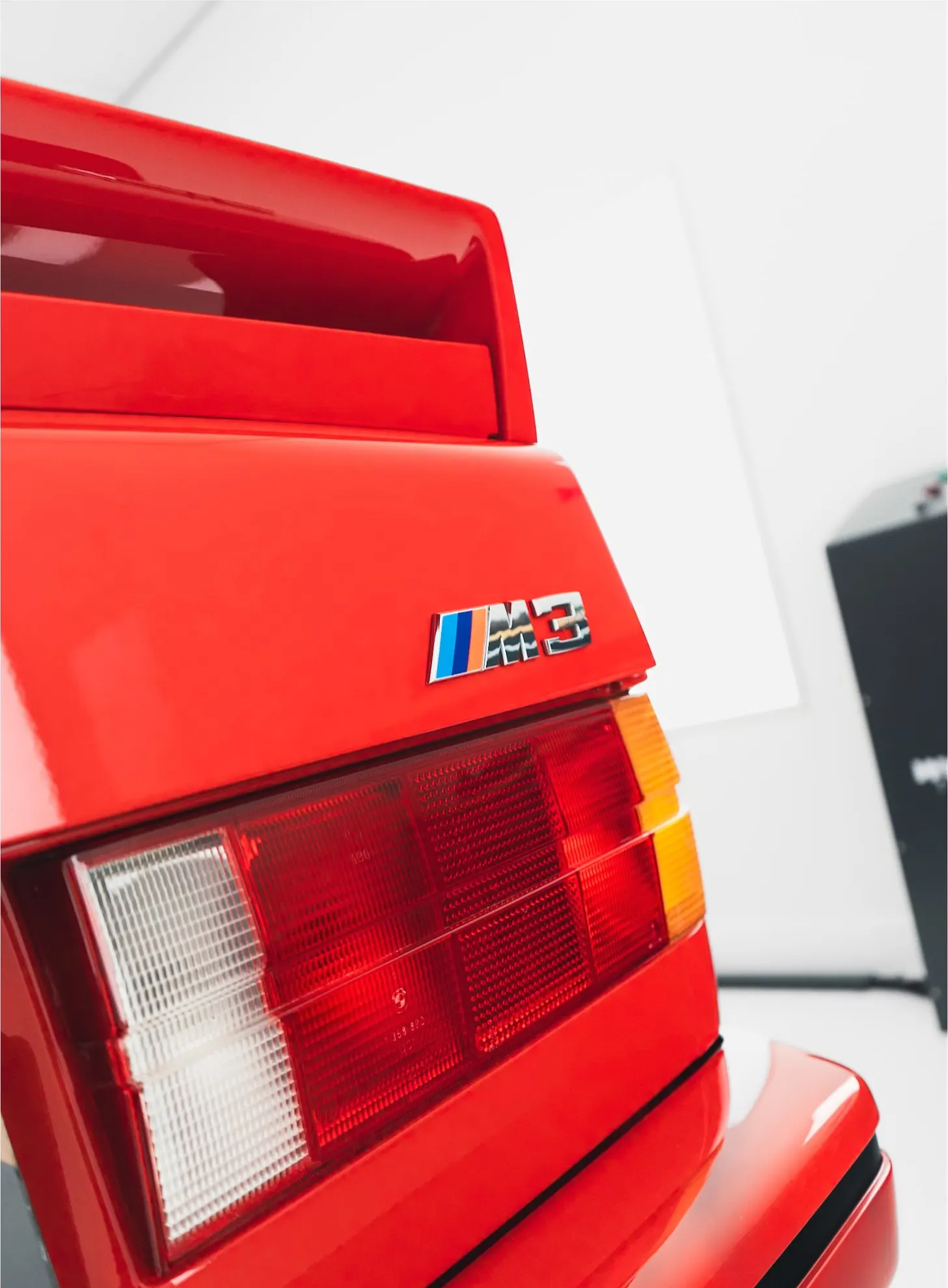 Ducktail-spoiler en M3-embleem van de BMW E30 M3