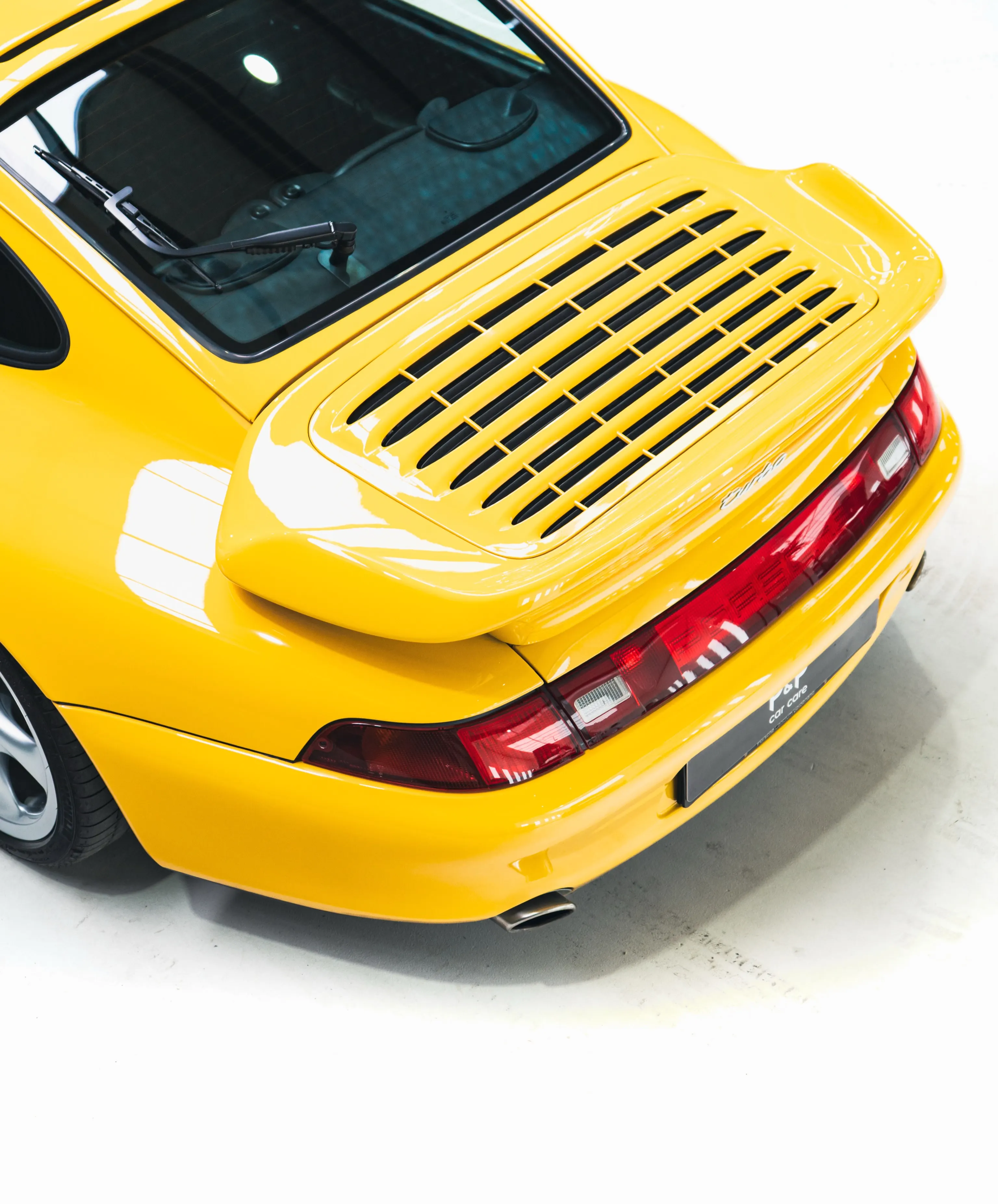 Achterzijde van de Porsche 993 Turbo met de vaste achtervleugel en achterlichten