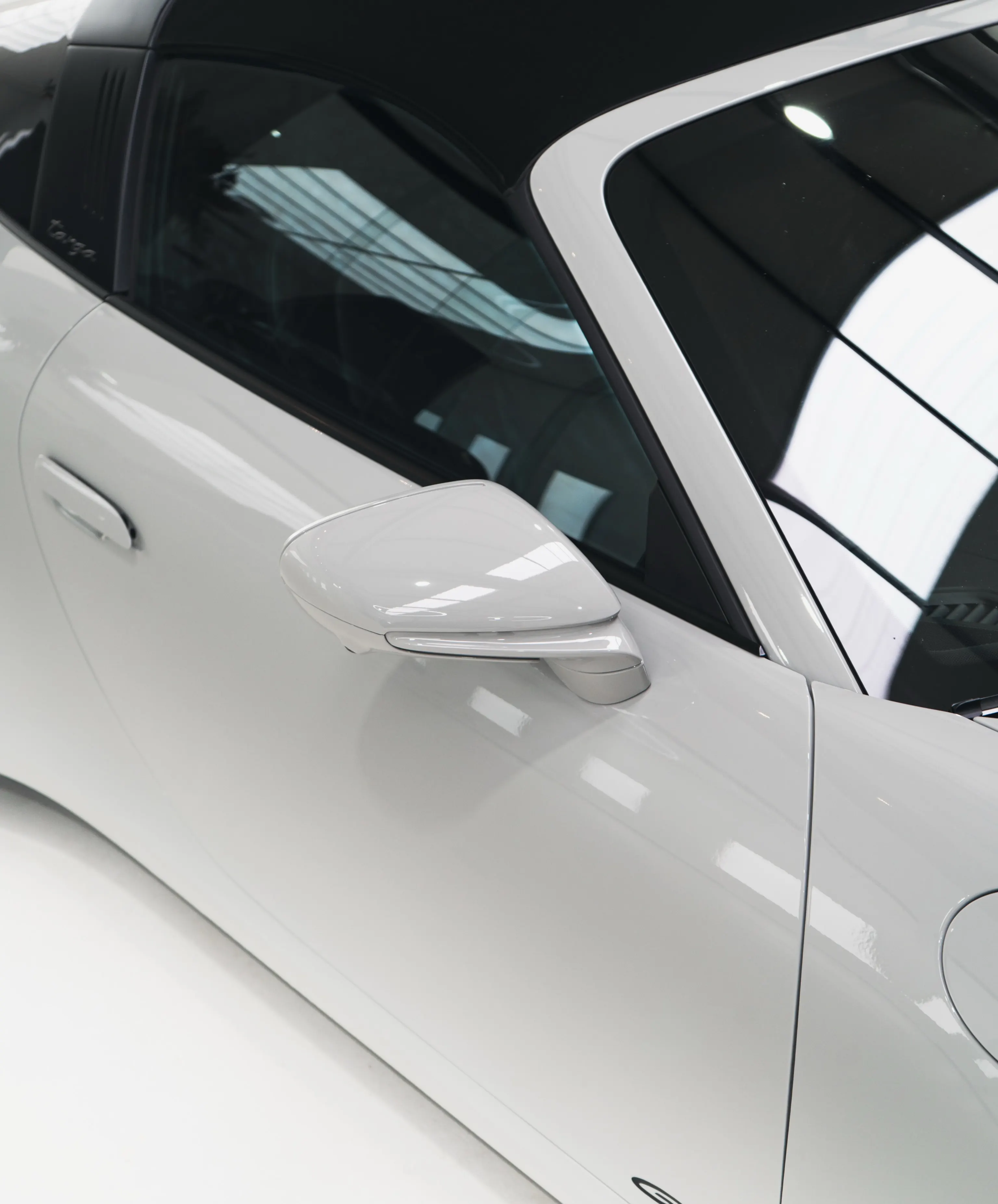 Buitenspiegel en GTS-embleem op de deur van de Porsche 911 Targa 4 GTS