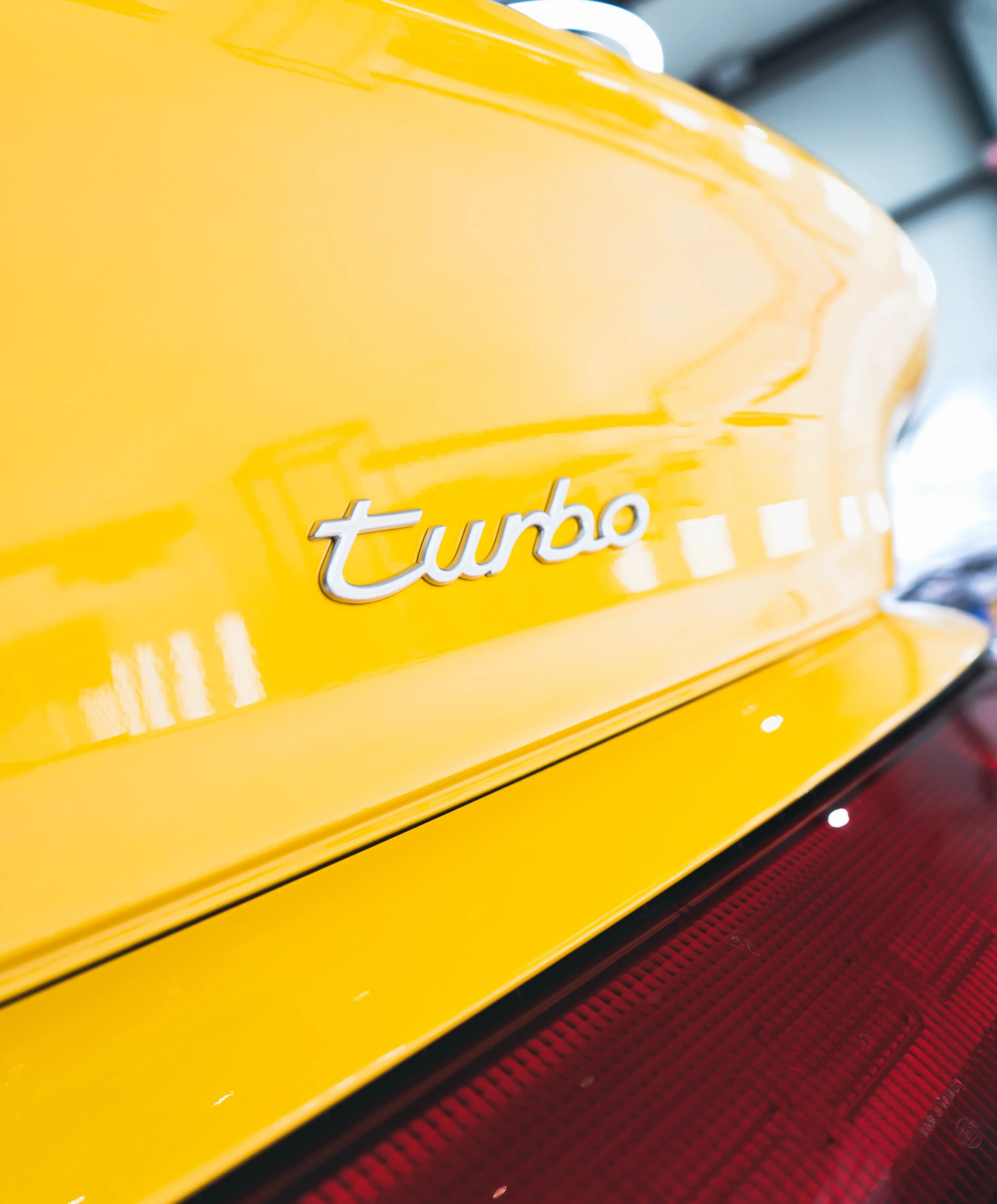 Het turbo-opschrift op de achtervleugel van de Porsche 993 Turbo