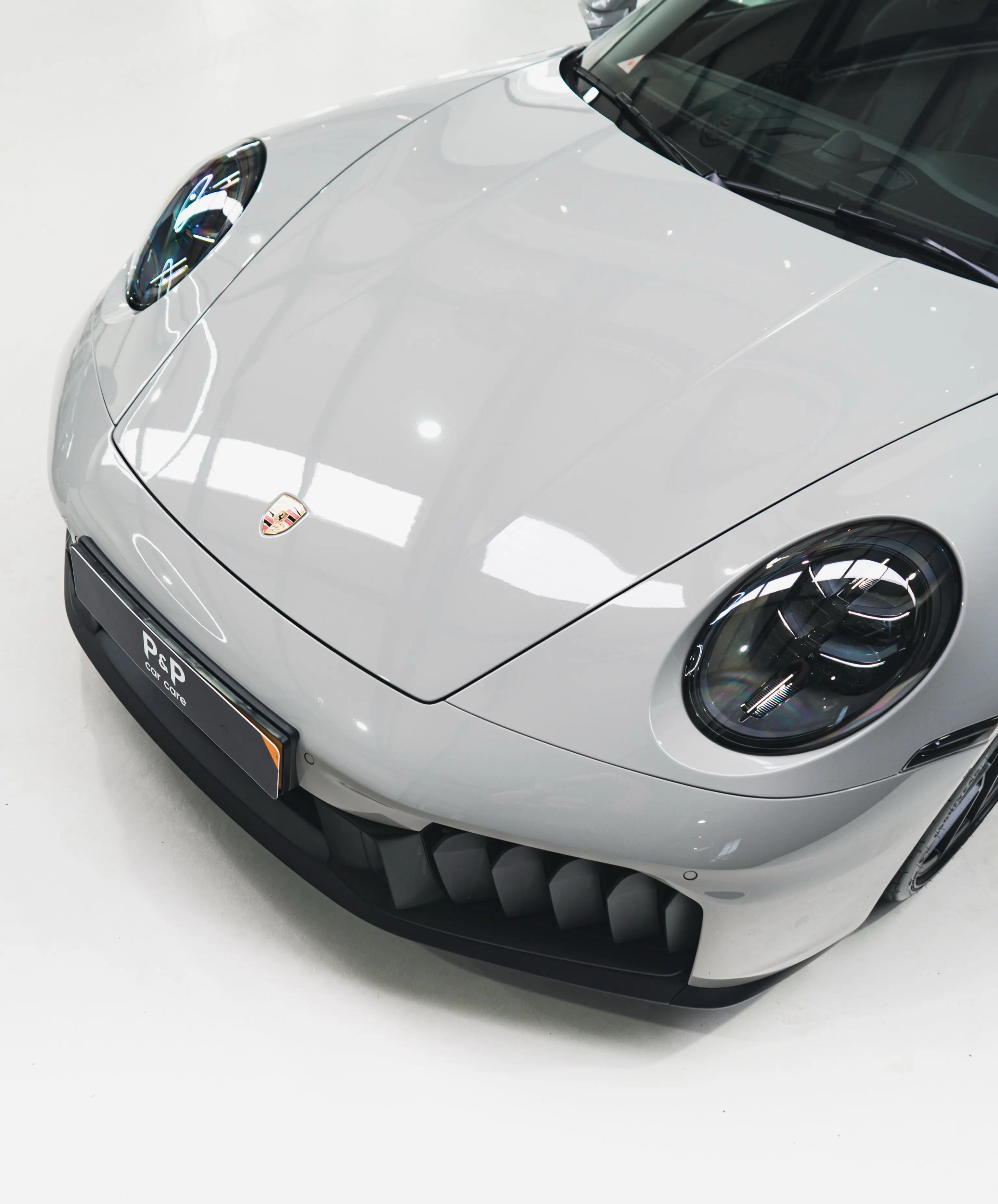 Voorzijde van de Porsche 911 Targa 4 GTS van bovenaf, met Porsche-embleem