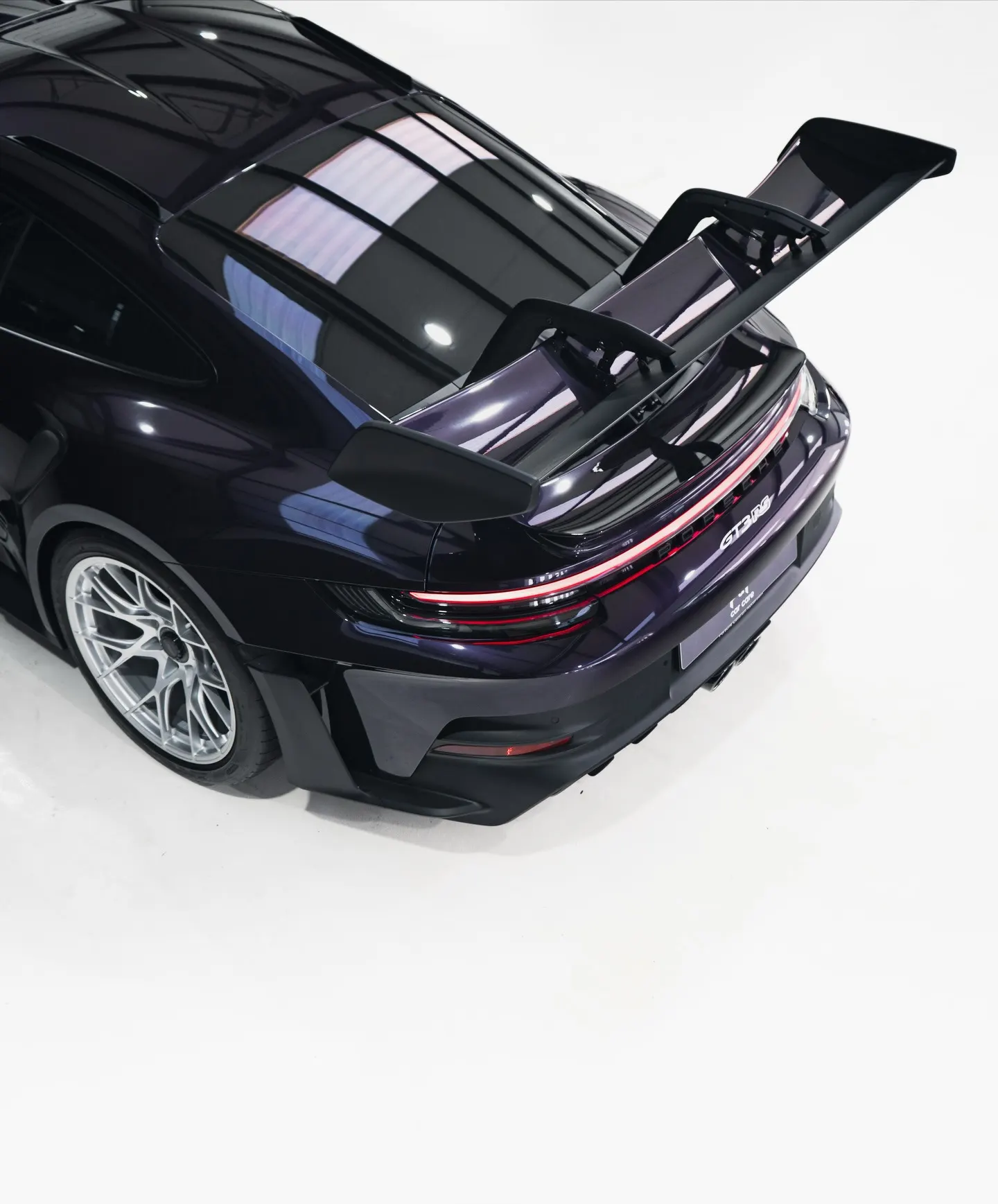 Achterzijde van de Porsche 911 GT3 RS met de grote achtervleugel, van bovenaf