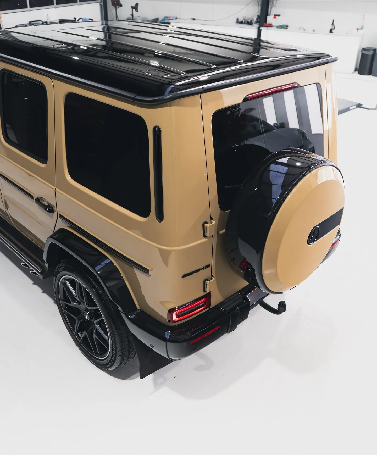Achterzijde en flank van de Mercedes-AMG G63 met hoogglanzende lak na de glascoating