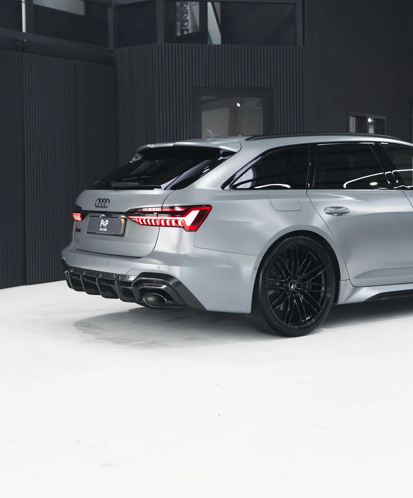 Audi RS6 Avant in driekwart achteraanzicht in de studio
