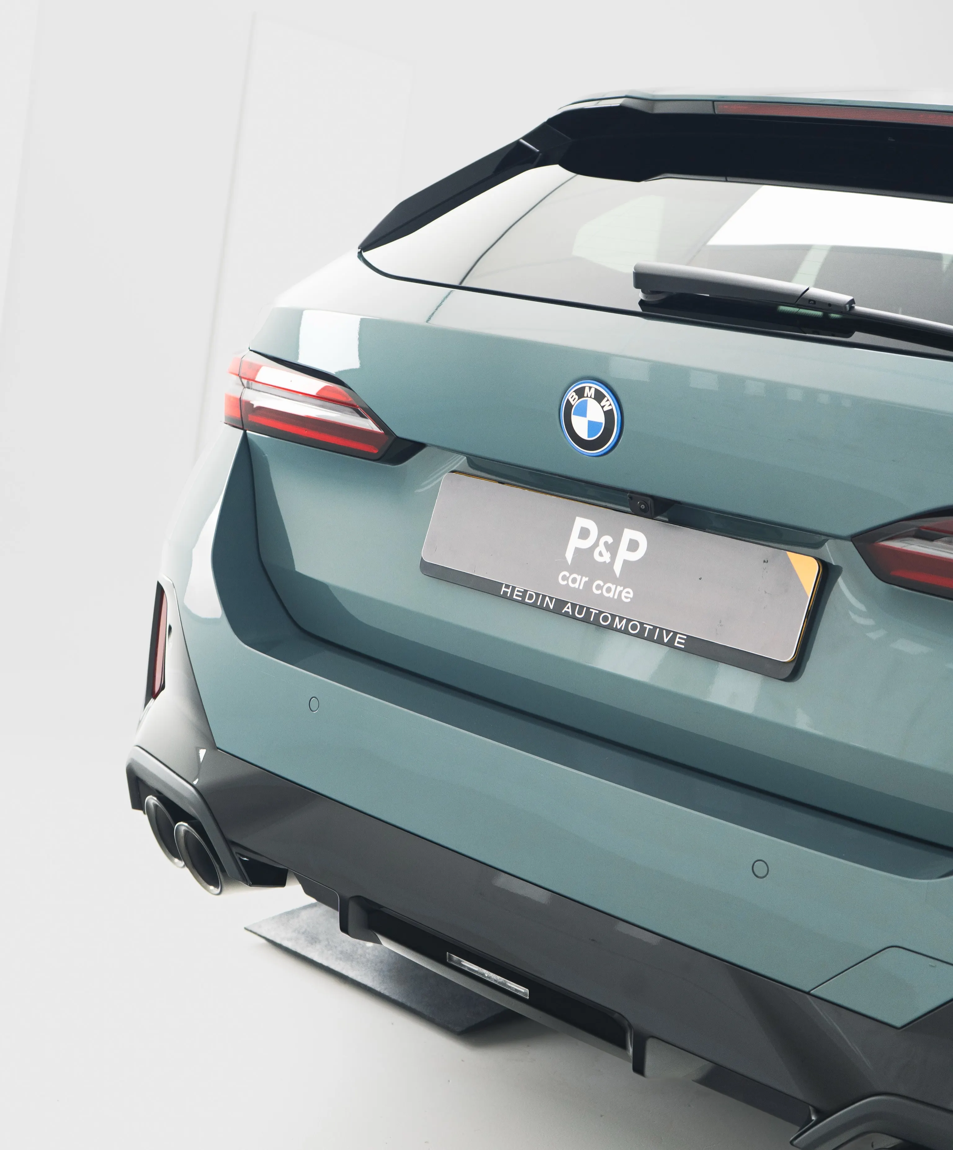 Achterklep en uitlaten van de BMW 550e Touring