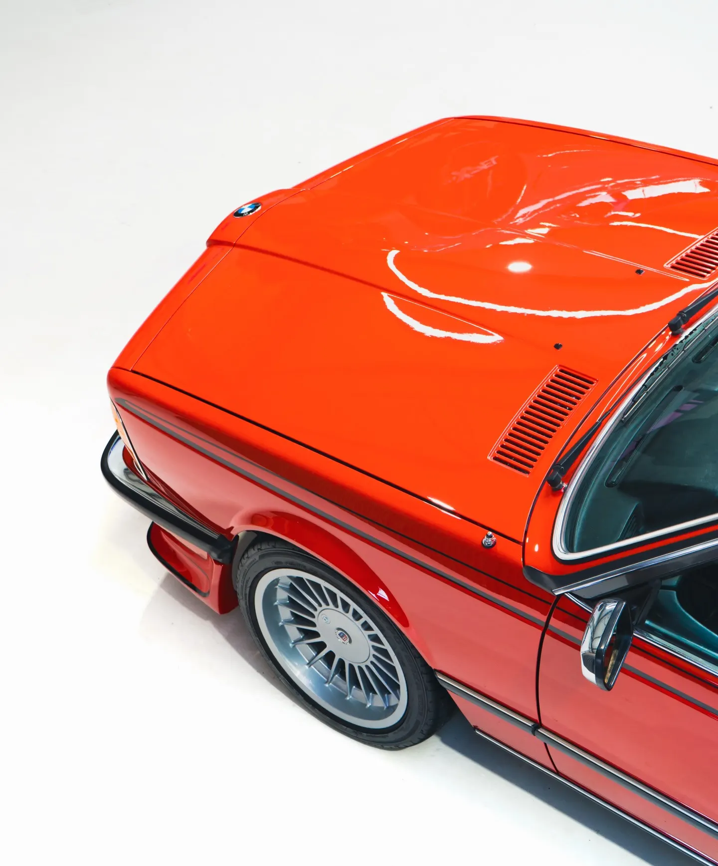 Motorkap, voorscherm en velg van de BMW 635 CSi van bovenaf