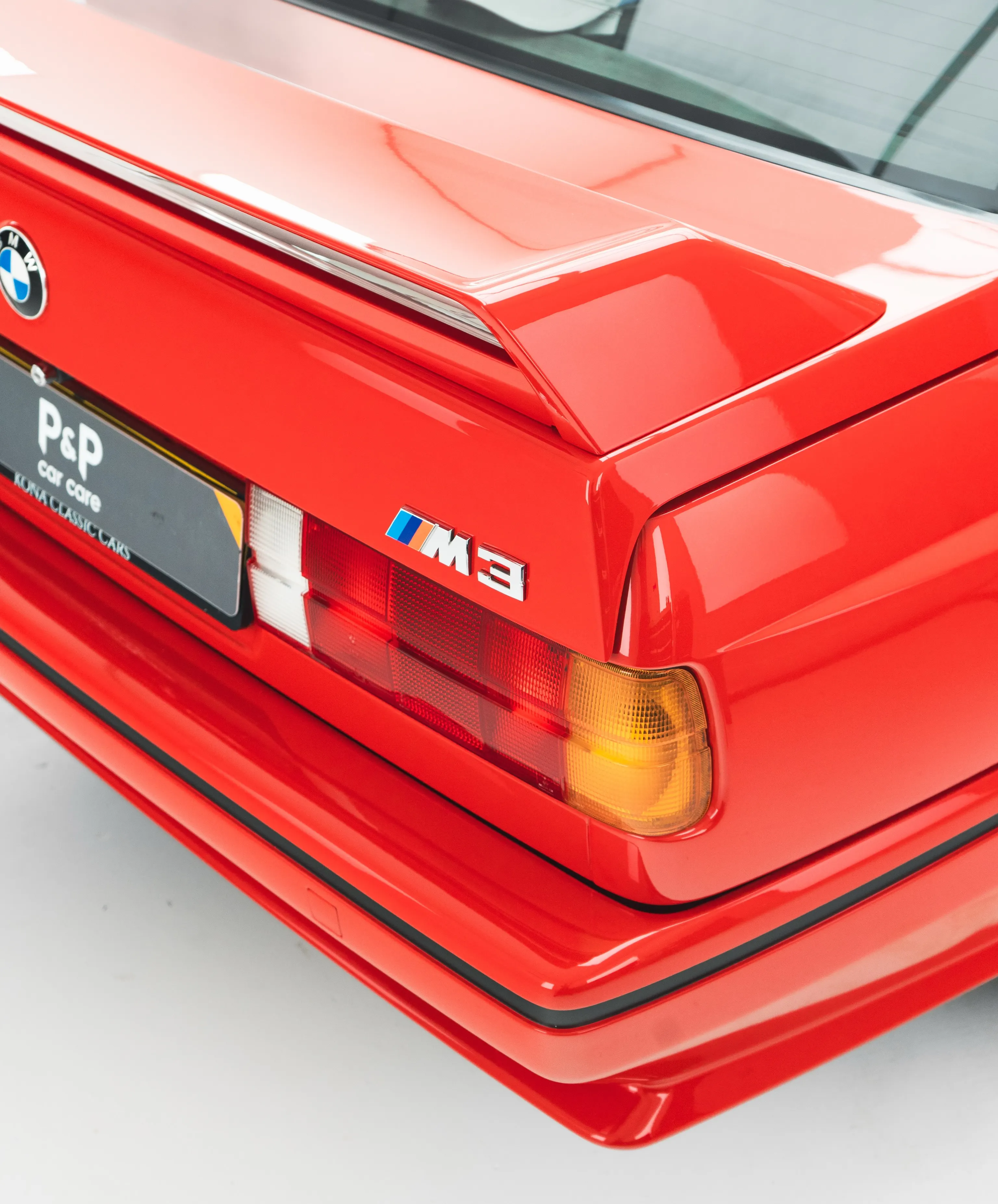 Achterklep van de BMW E30 M3 met BMW-embleem en M3-logo