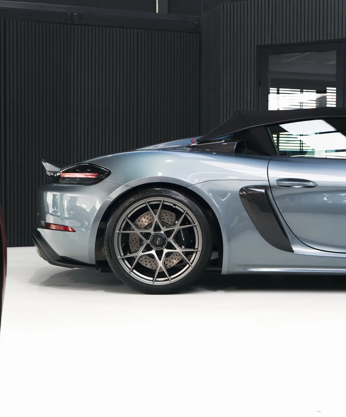 Zijaanzicht van de Porsche 718 Spyder RS in de studio van P&P Car Care
