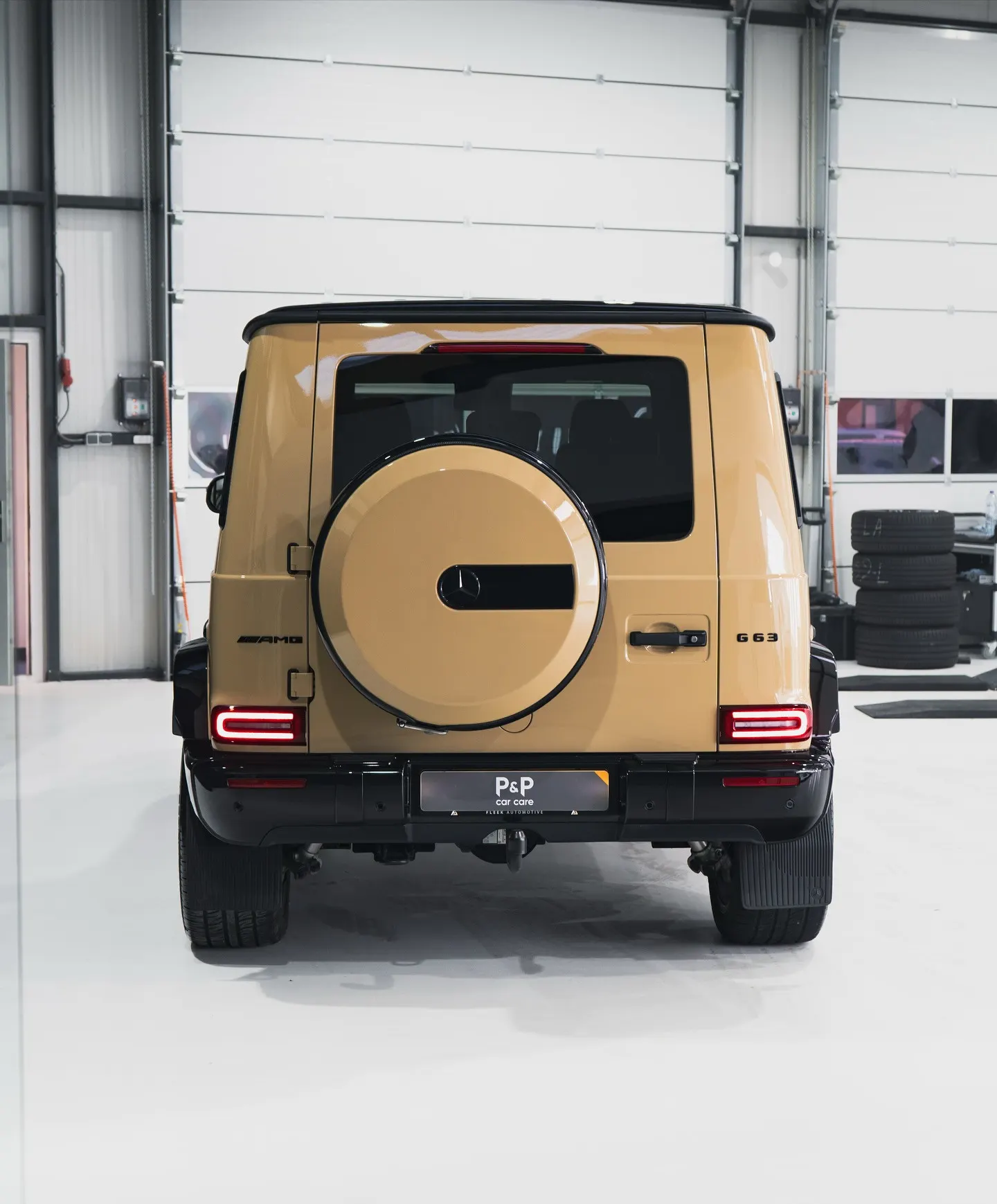 Recht achteraanzicht van de Mercedes-AMG G63 met reservewielhoes en AMG-embleem