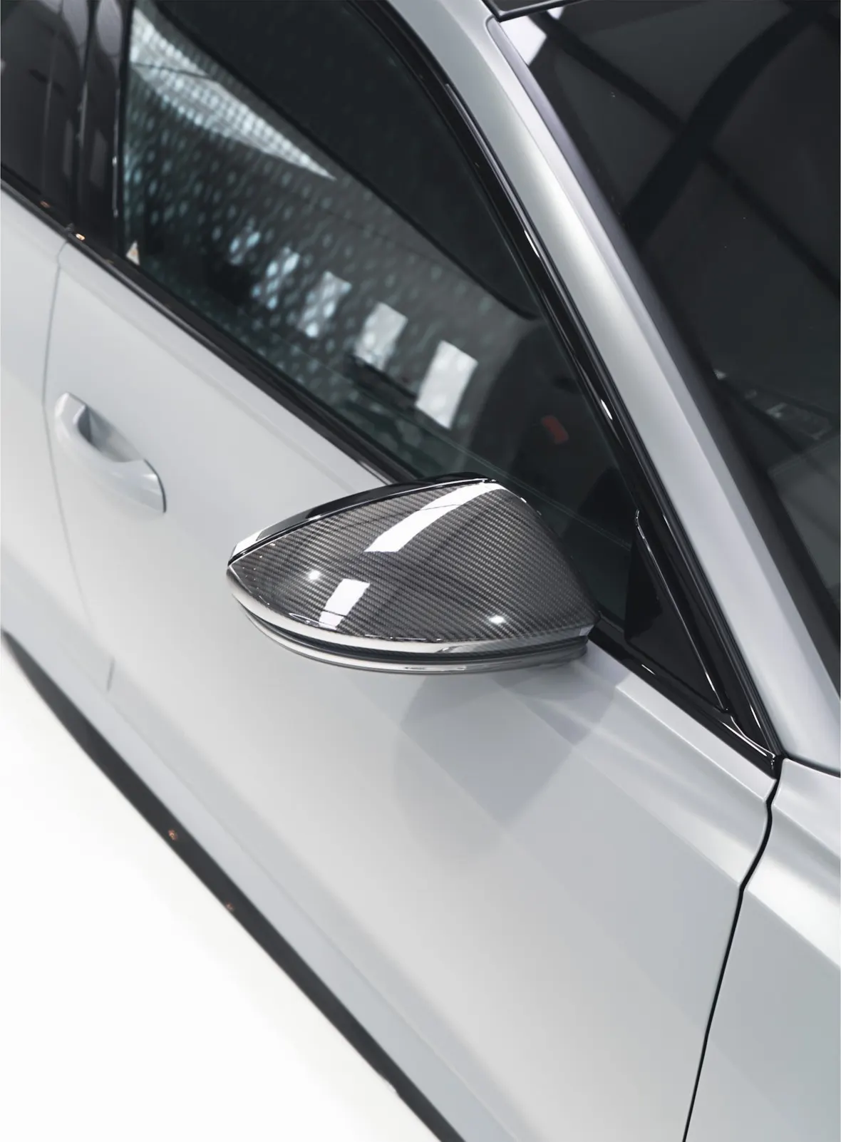 Carbon buitenspiegel en deur van de Audi RS6 Avant