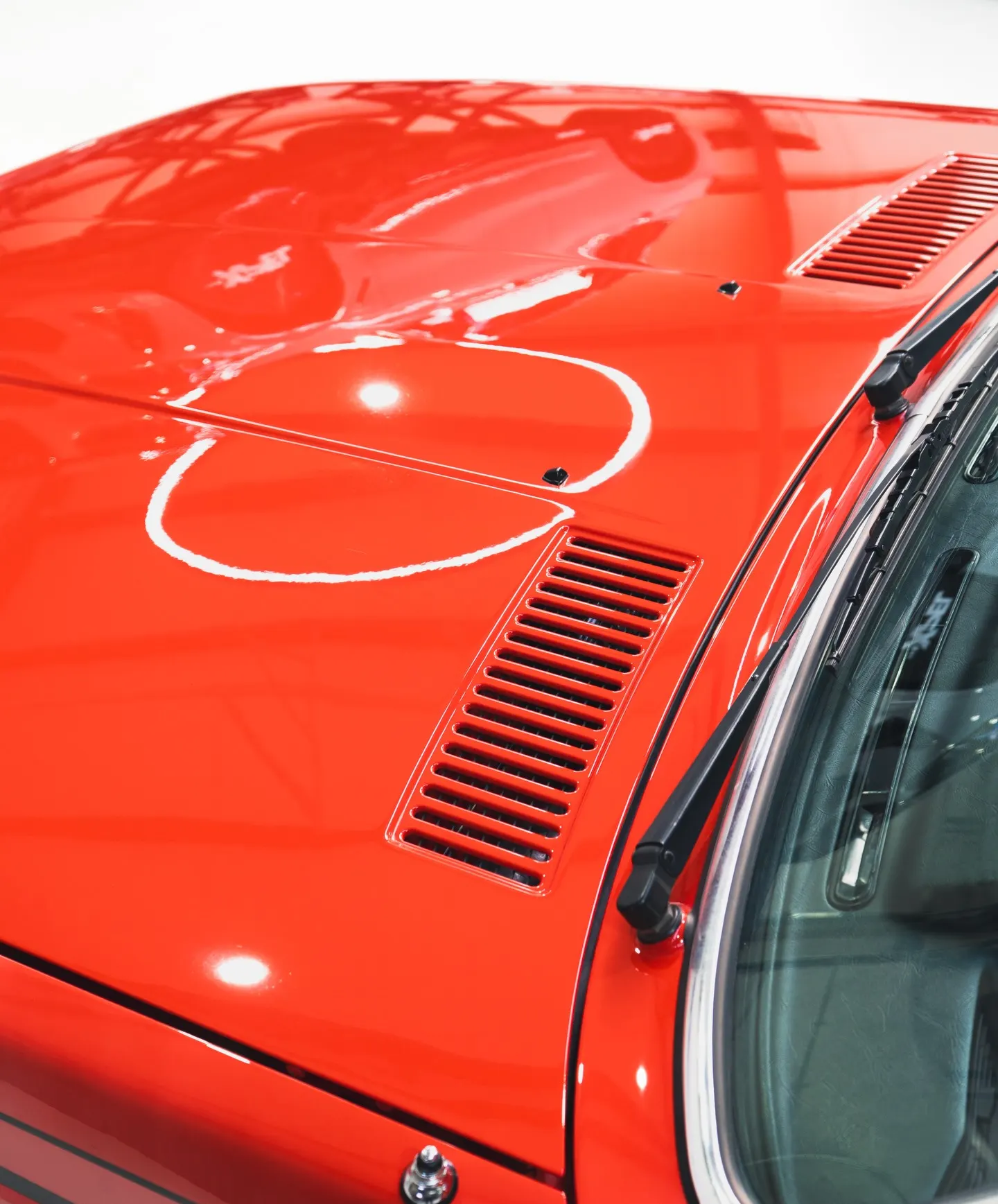 Ventilatiepaneel en voorruit van de BMW 635 CSi met diepe glans