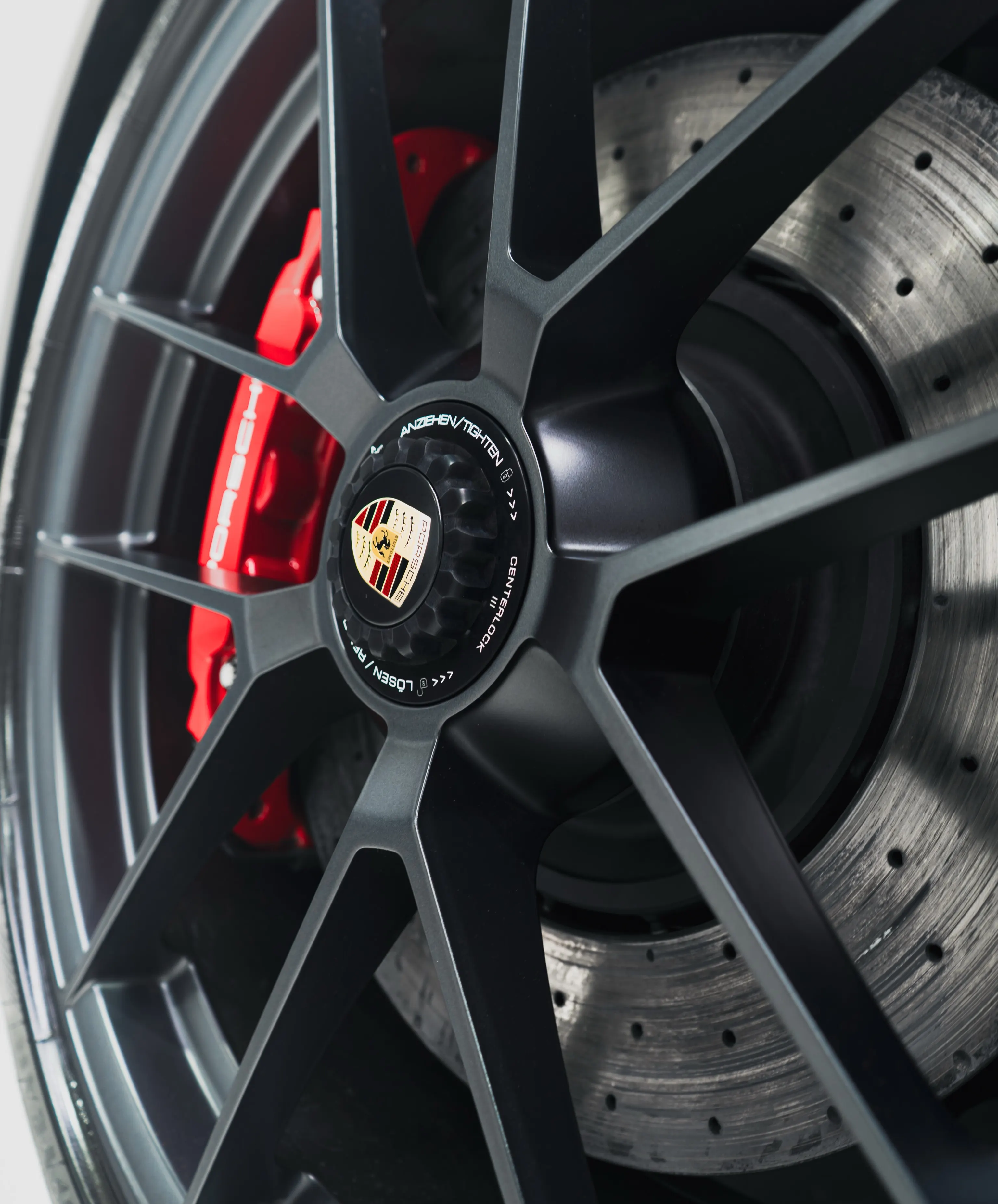 Centerlock velg van de Porsche 911 Targa 4 GTS met rode remklauw