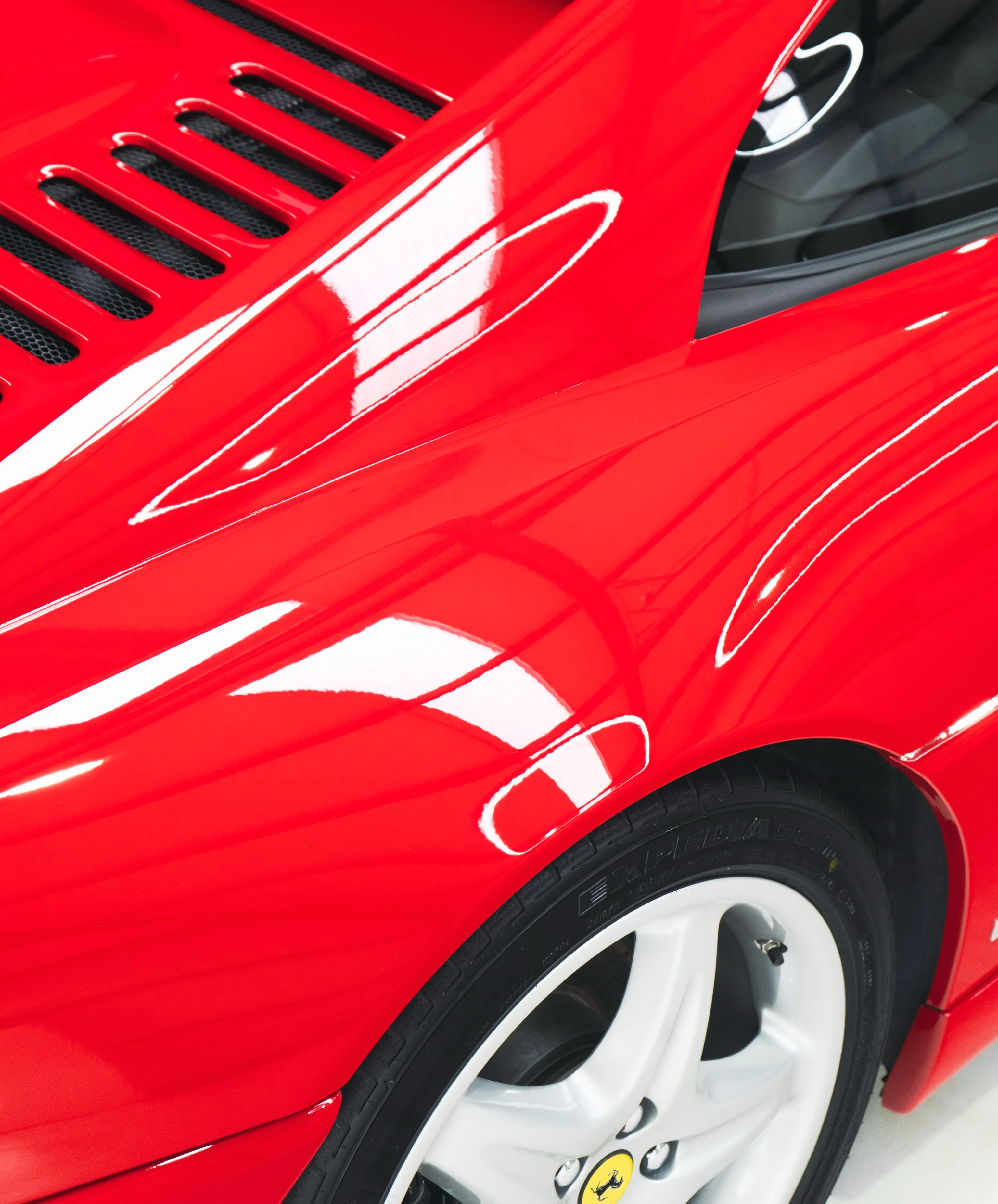 Achterscherm en motorrooster van de Ferrari F355 GTS met gele remklauw